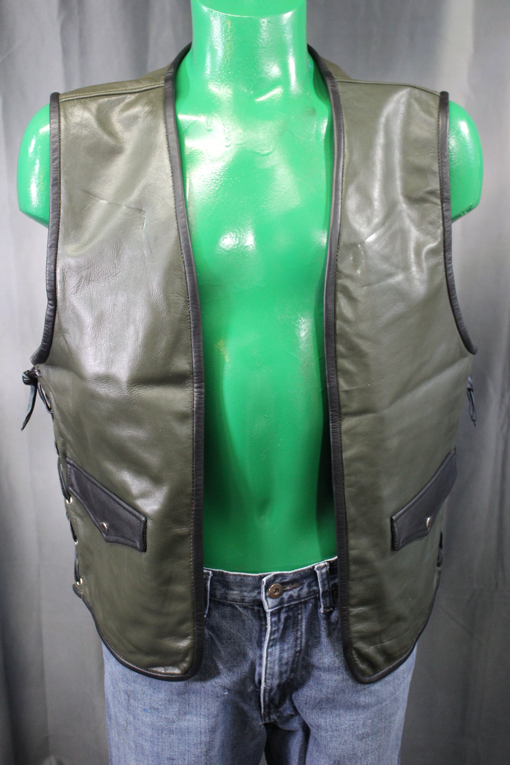 Gilet de bar en cuir OnF - Vert chasseur avec reflets noirs