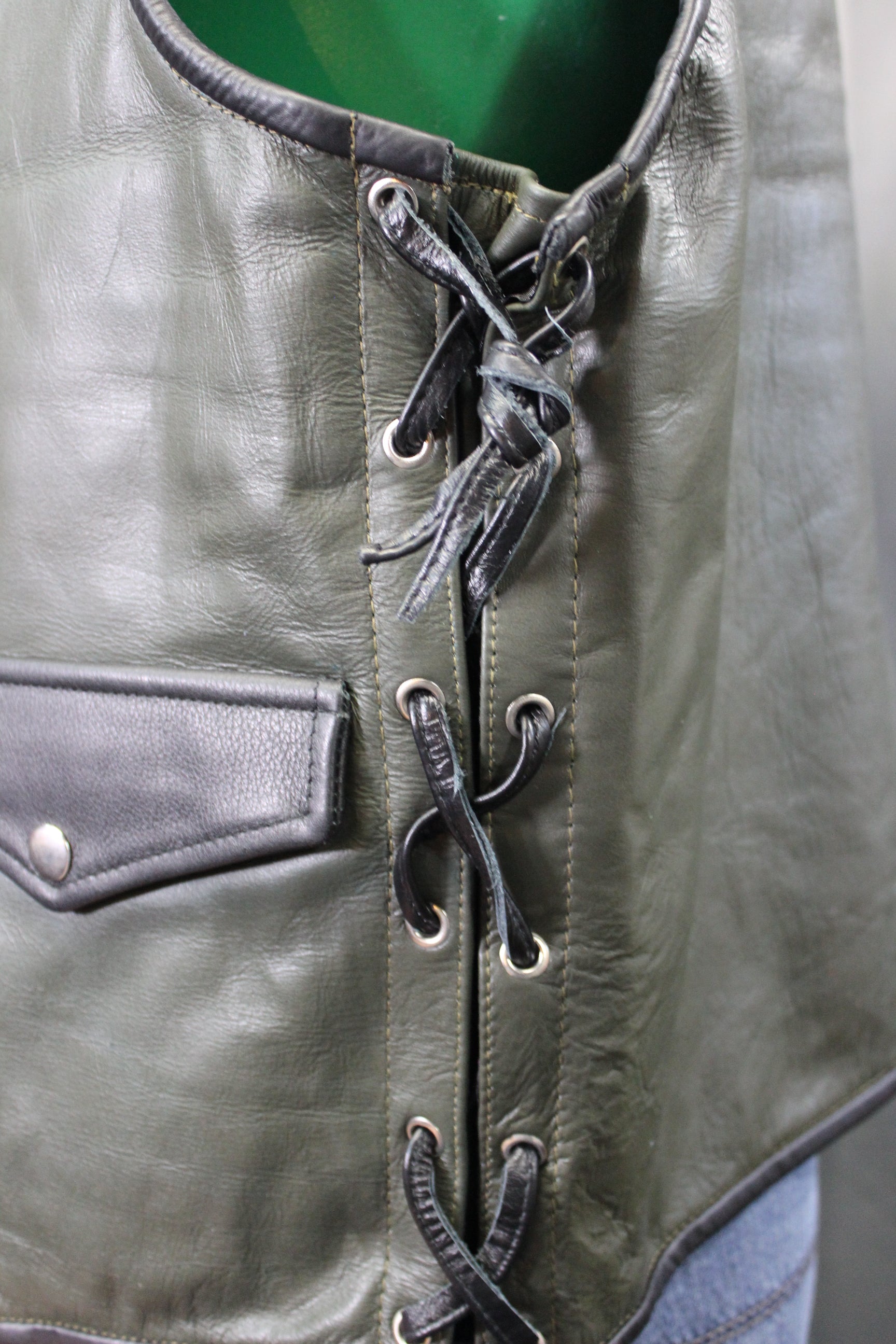 Gilet de bar en cuir OnF - Vert chasseur avec reflets noirs