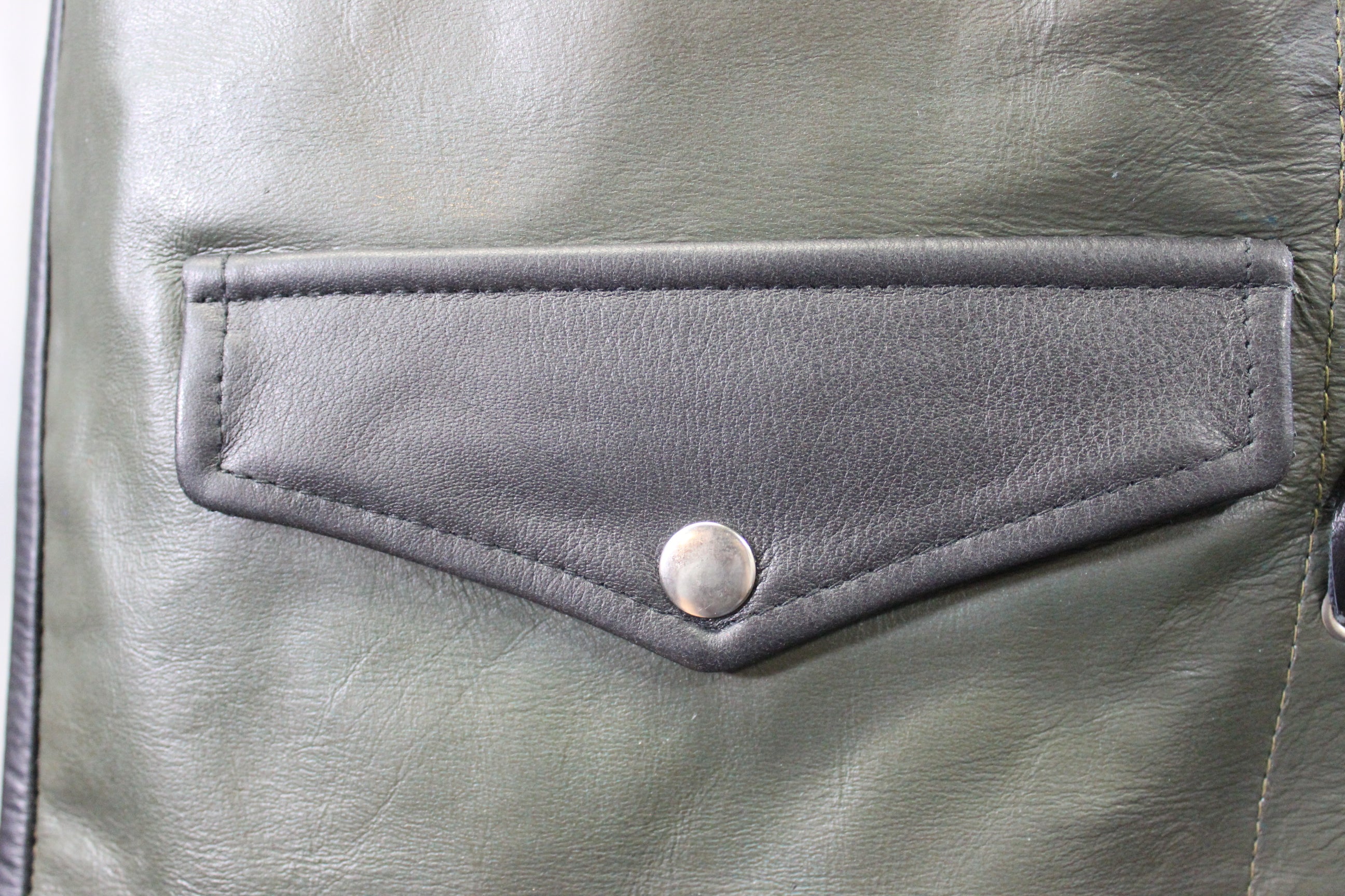 Gilet de bar en cuir OnF - Vert chasseur avec reflets noirs