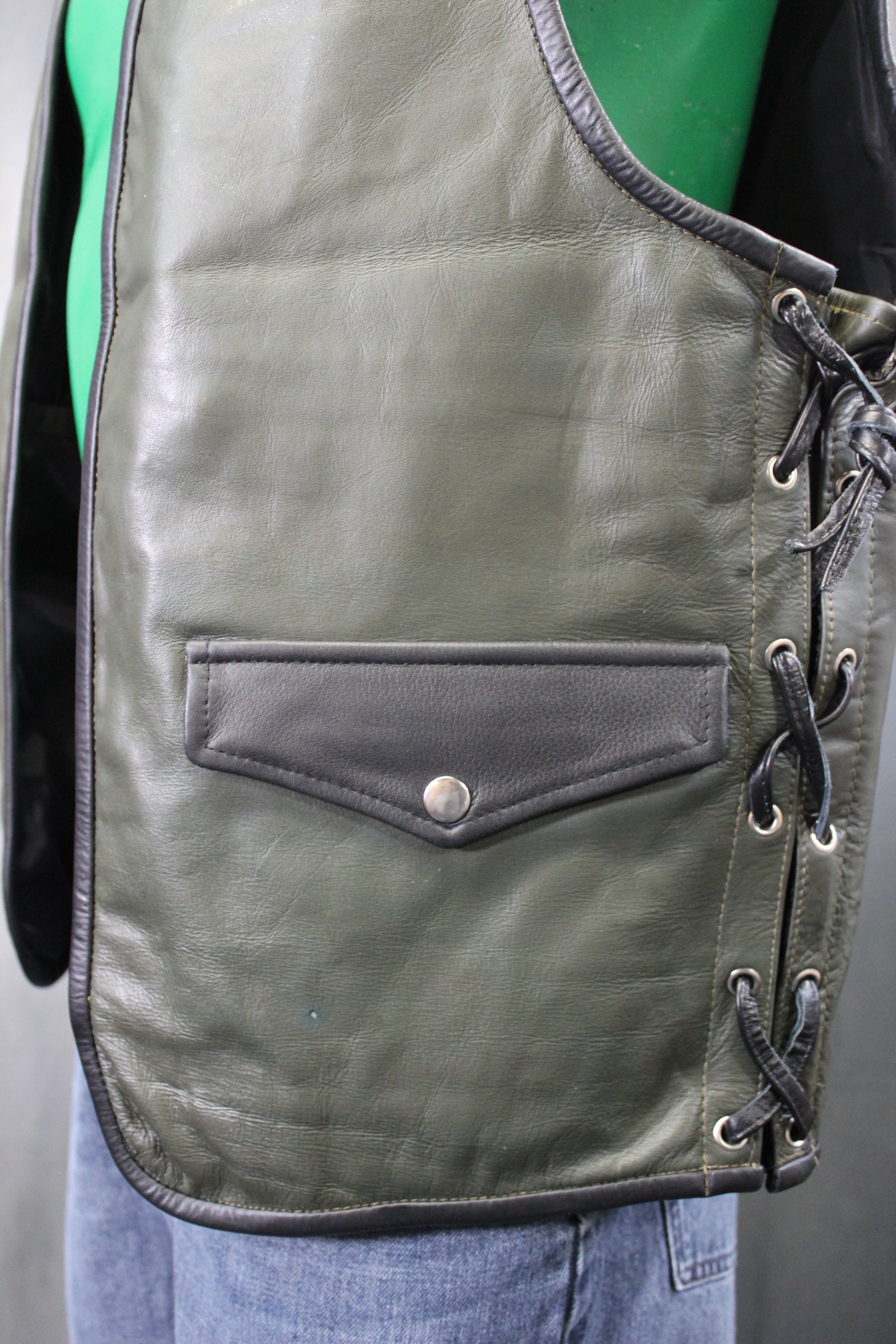 Gilet de bar en cuir OnF - Vert chasseur avec reflets noirs