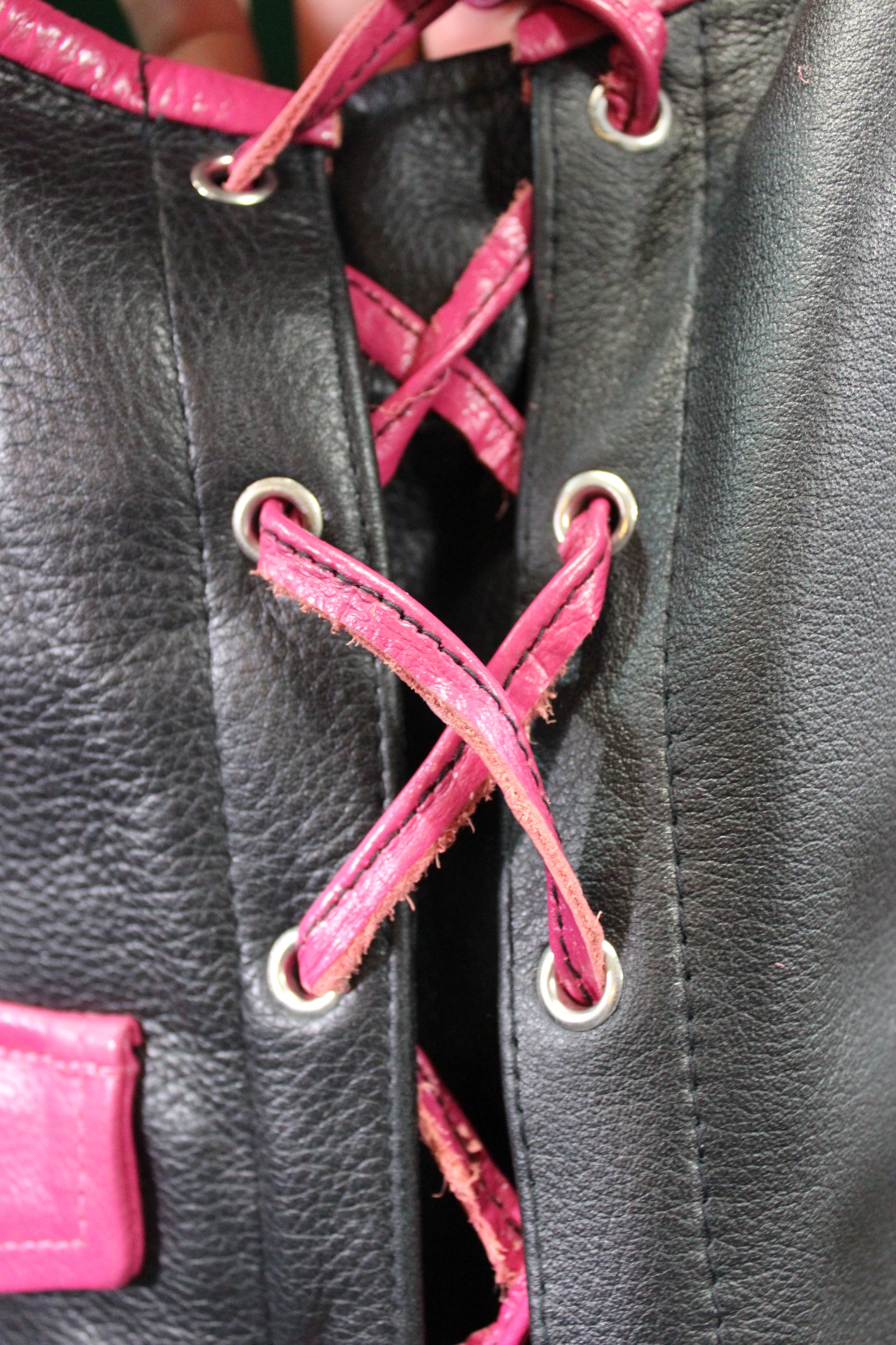 Chaleco de barra de cuero OnF - Negro con reflejos rosas