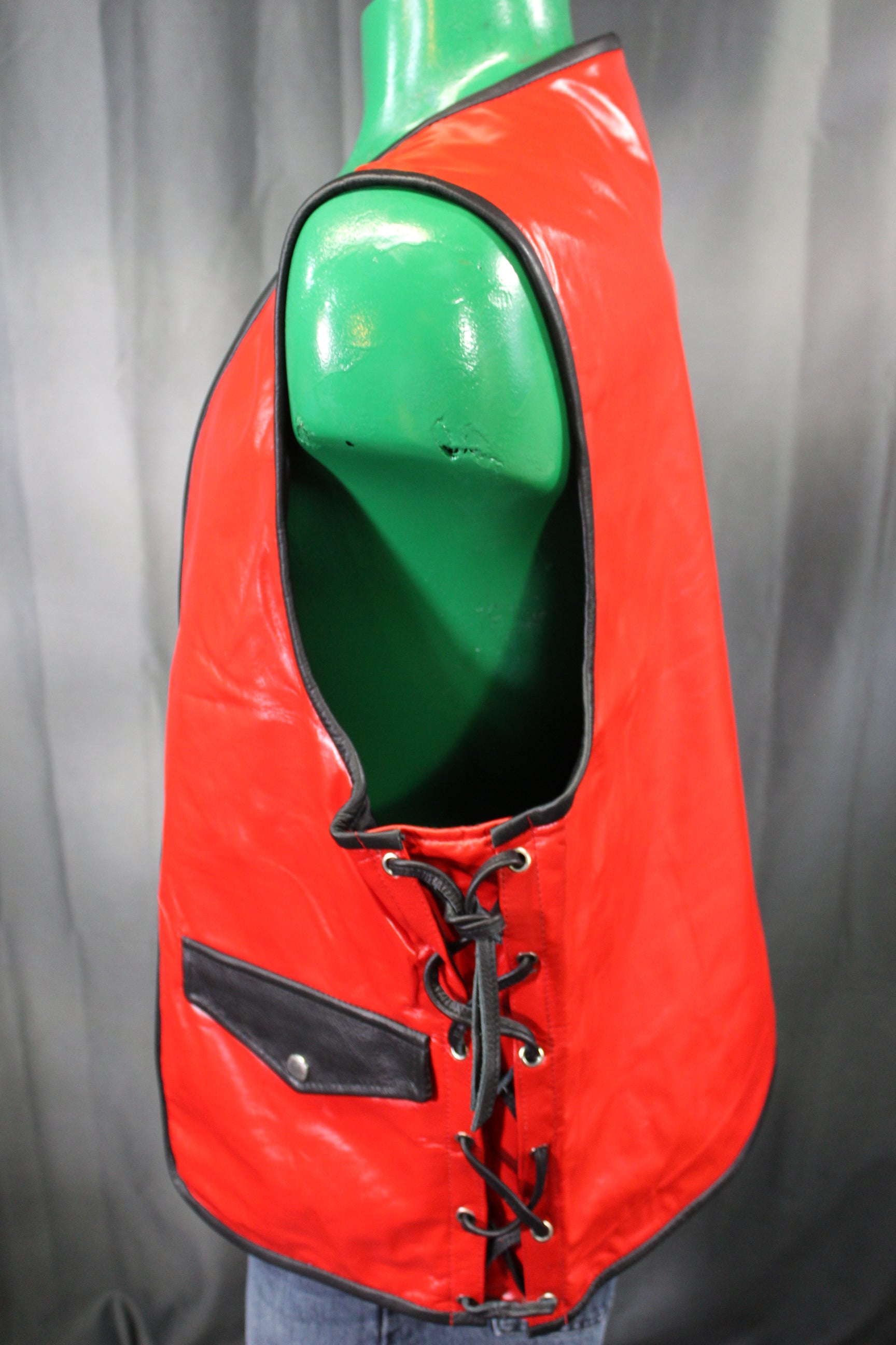 Gilet de bar en cuir OnF - Rouge avec reflets noirs