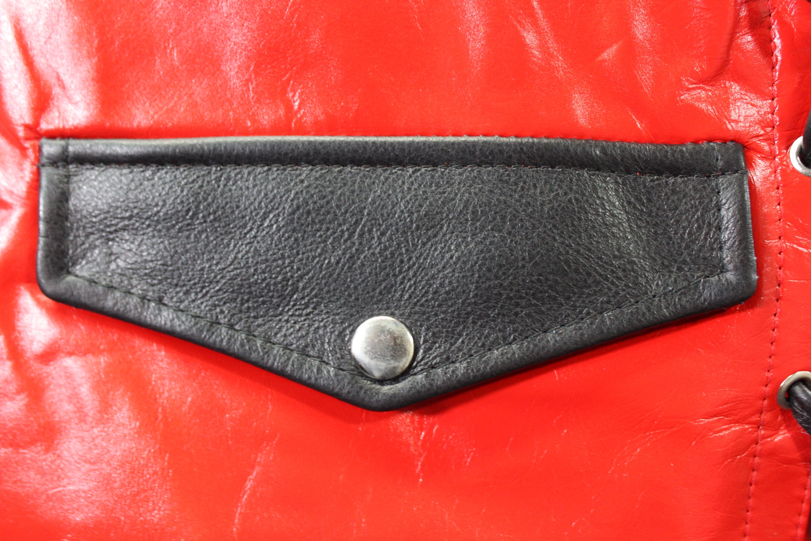 Gilet de bar en cuir OnF - Rouge avec reflets noirs