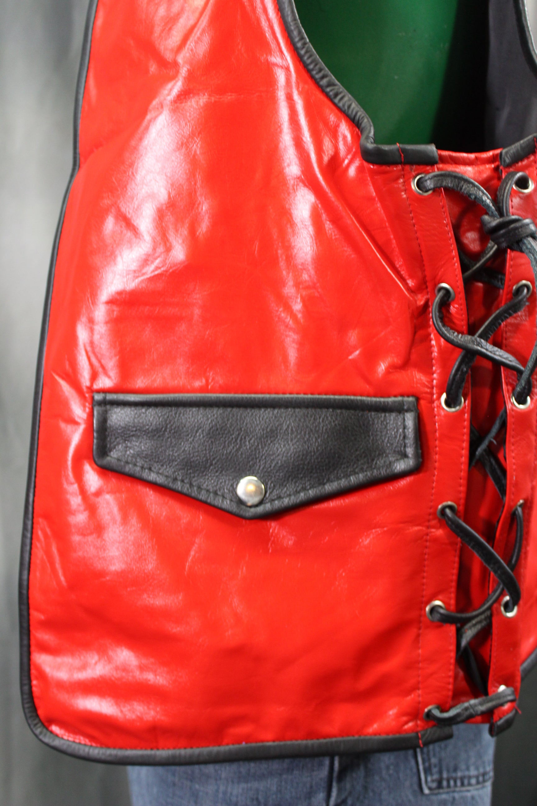 Gilet de bar en cuir OnF - Rouge avec reflets noirs