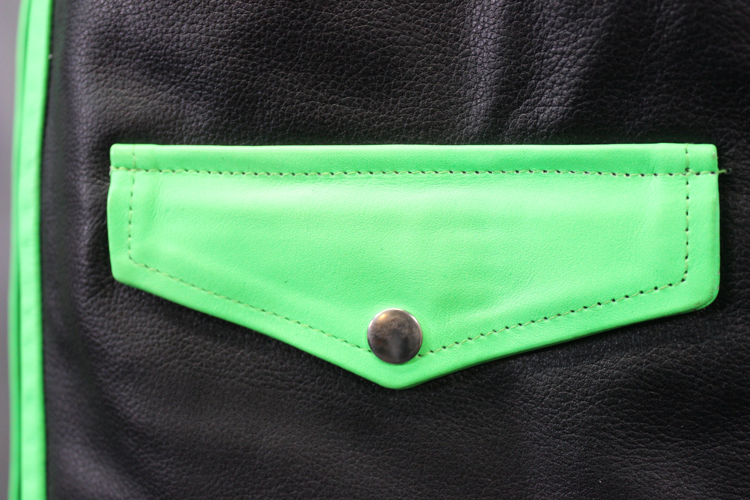 Chaleco con barra de cuero OnF - Negro con detalles en verde neón