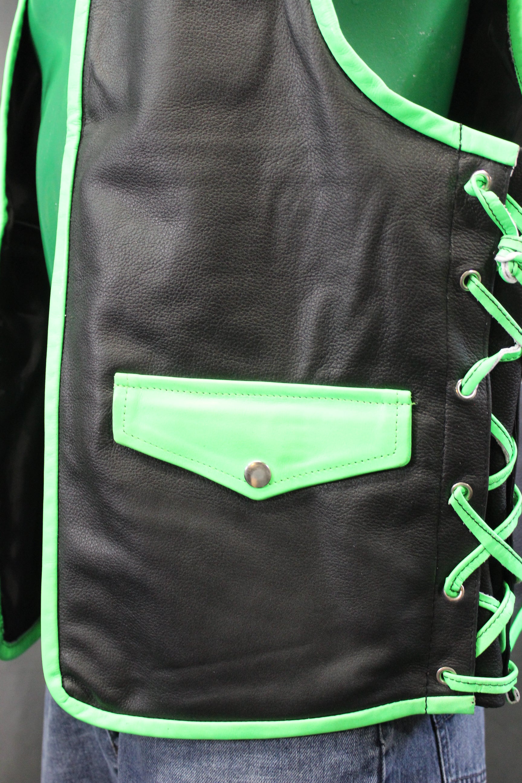 Chaleco con barra de cuero OnF - Negro con detalles en verde neón