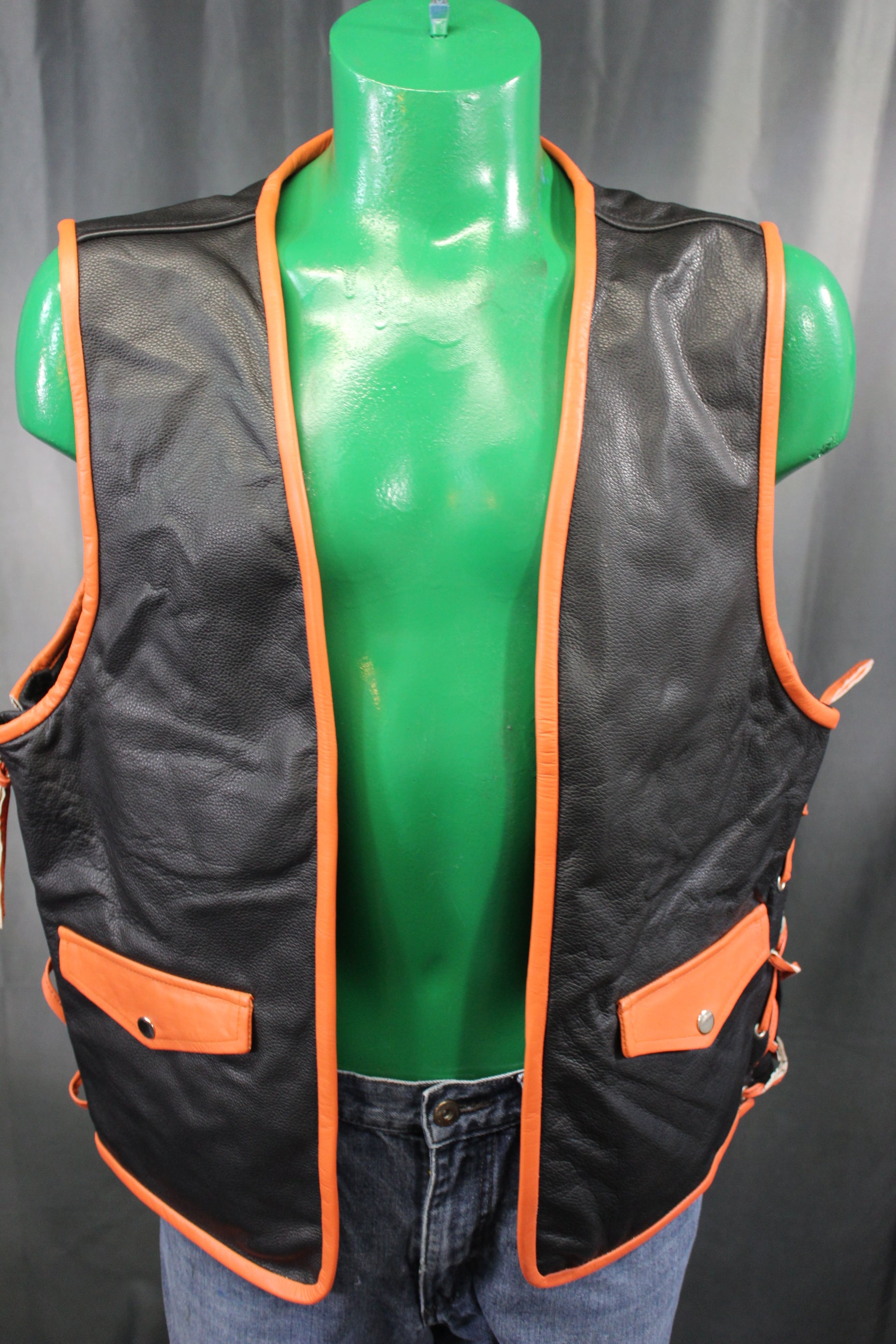 Gilet de bar en cuir OnF - Noir avec reflets orange