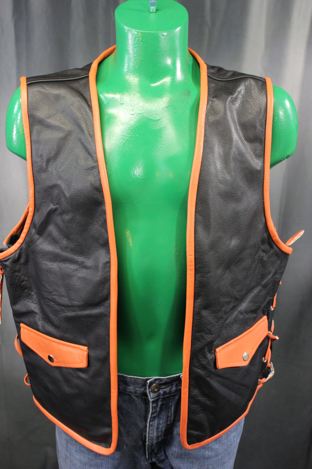 Gilet de bar en cuir OnF - Noir avec reflets orange