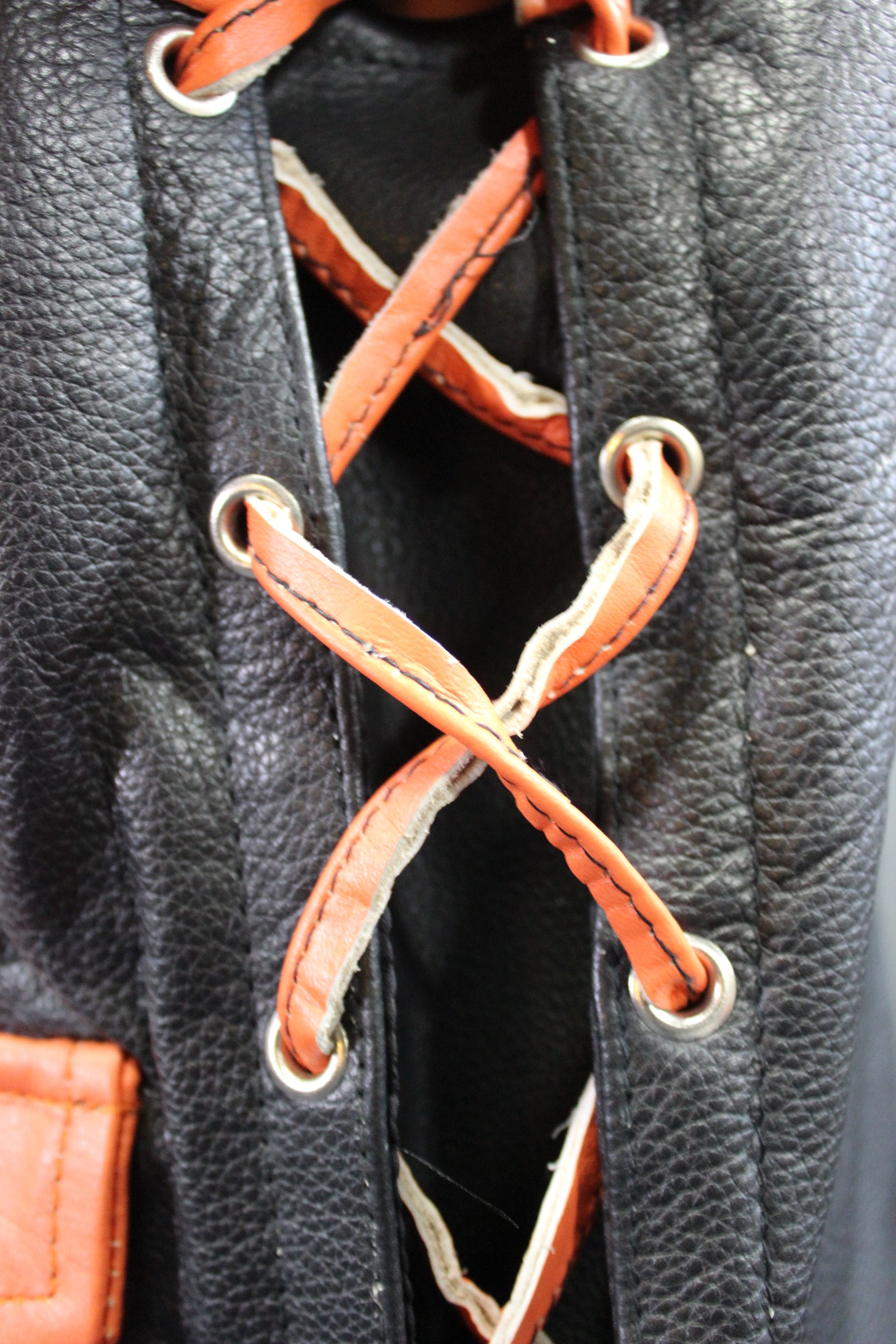 Gilet de bar en cuir OnF - Noir avec reflets orange