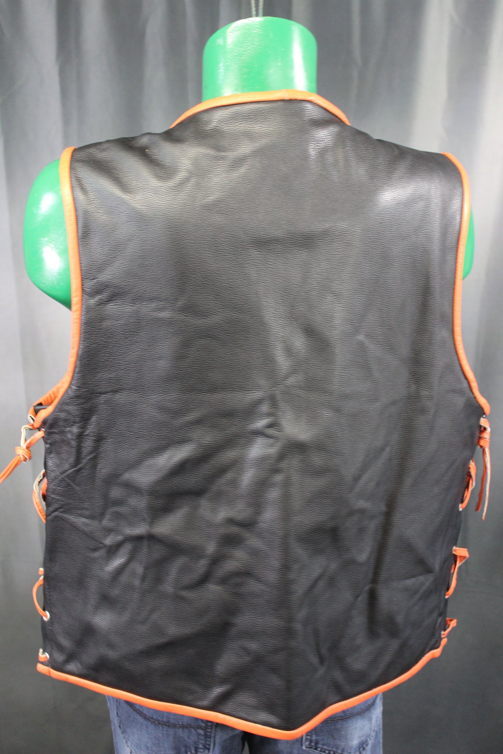 Gilet de bar en cuir OnF - Noir avec reflets orange
