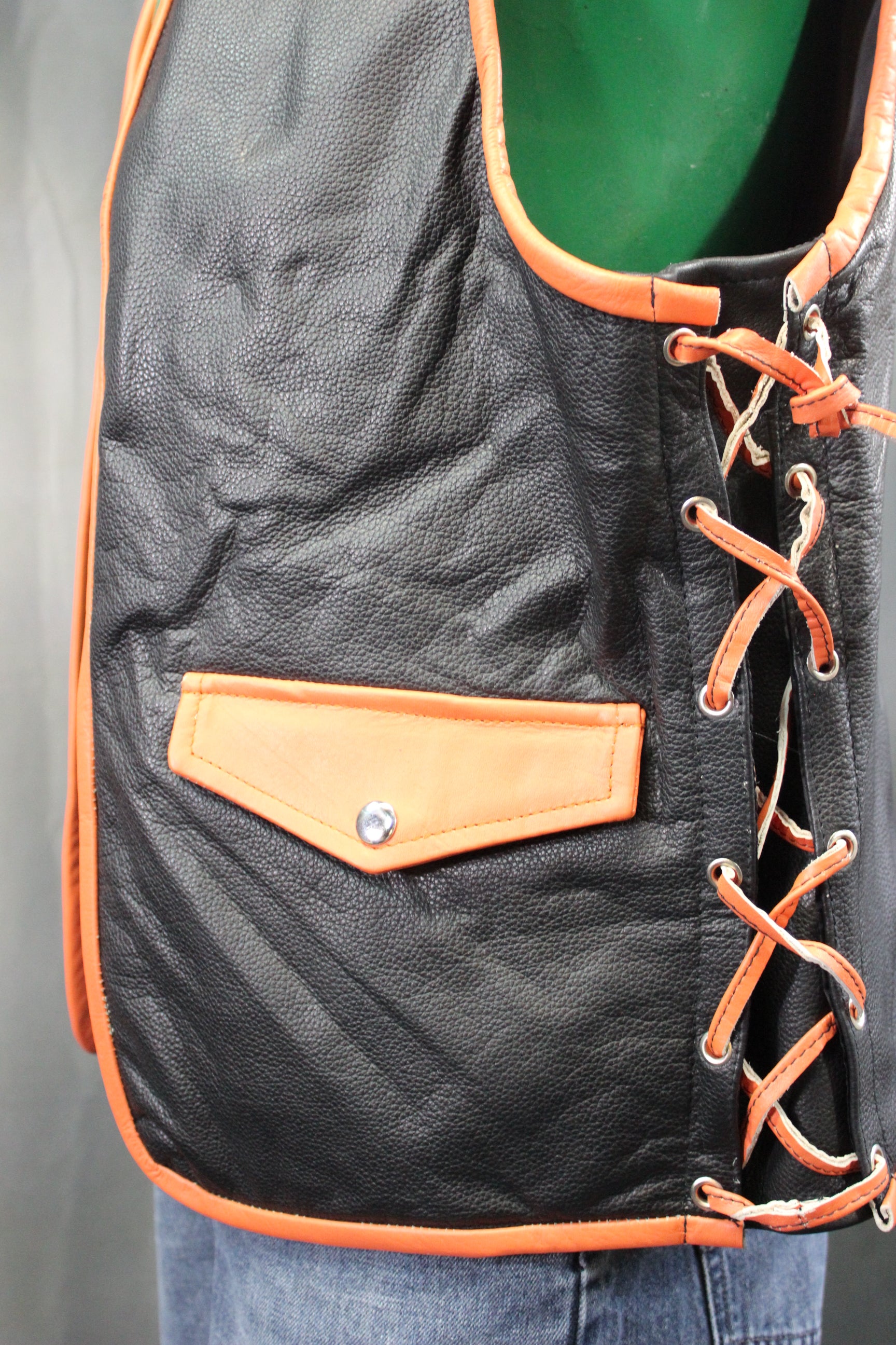 Gilet de bar en cuir OnF - Noir avec reflets orange