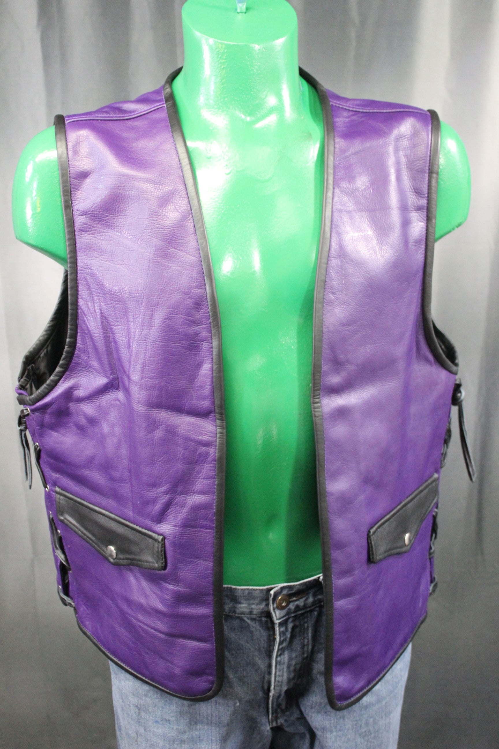 Gilet de bar en cuir OnF - Violet avec reflets noirs