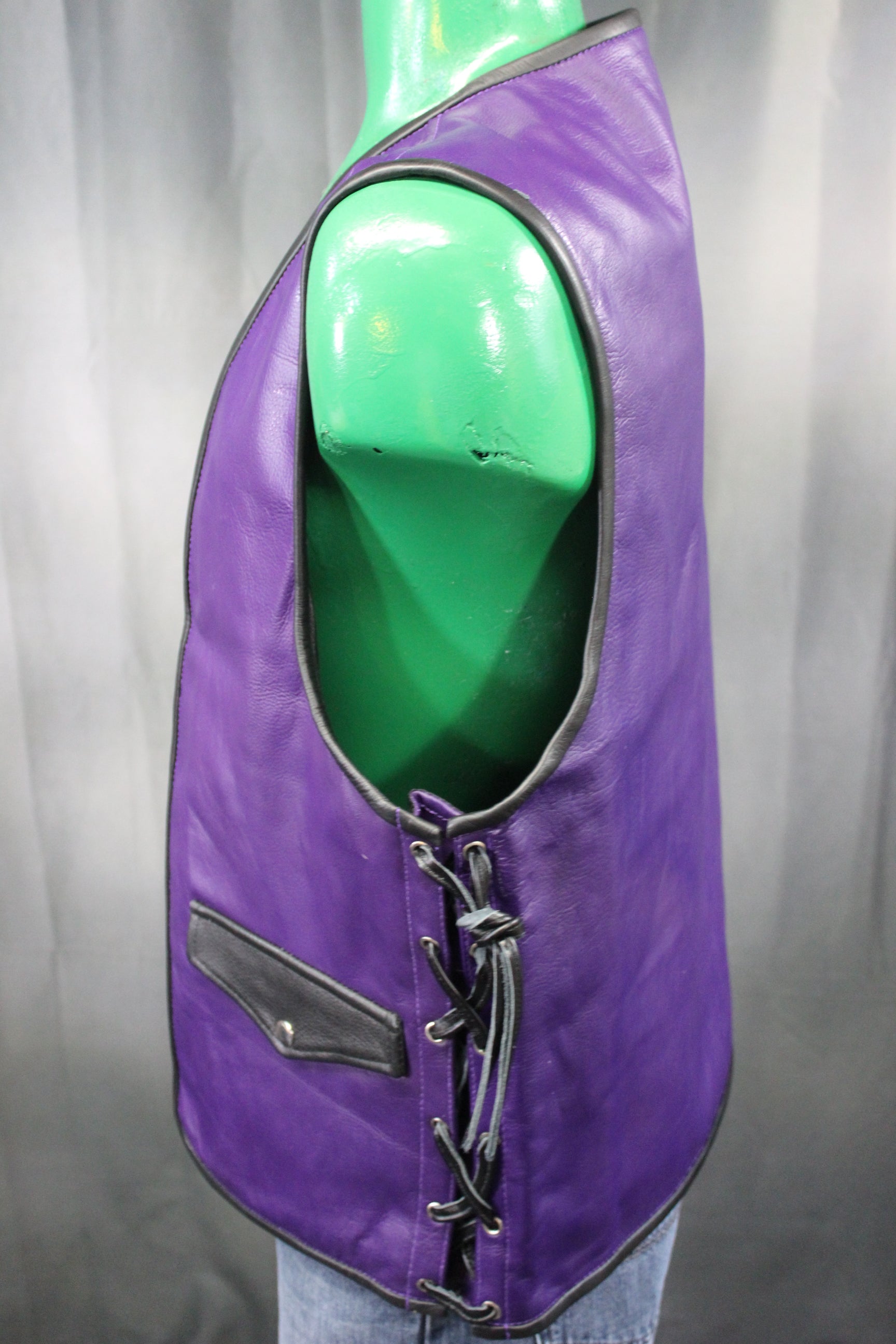 Gilet de bar en cuir OnF - Violet avec reflets noirs