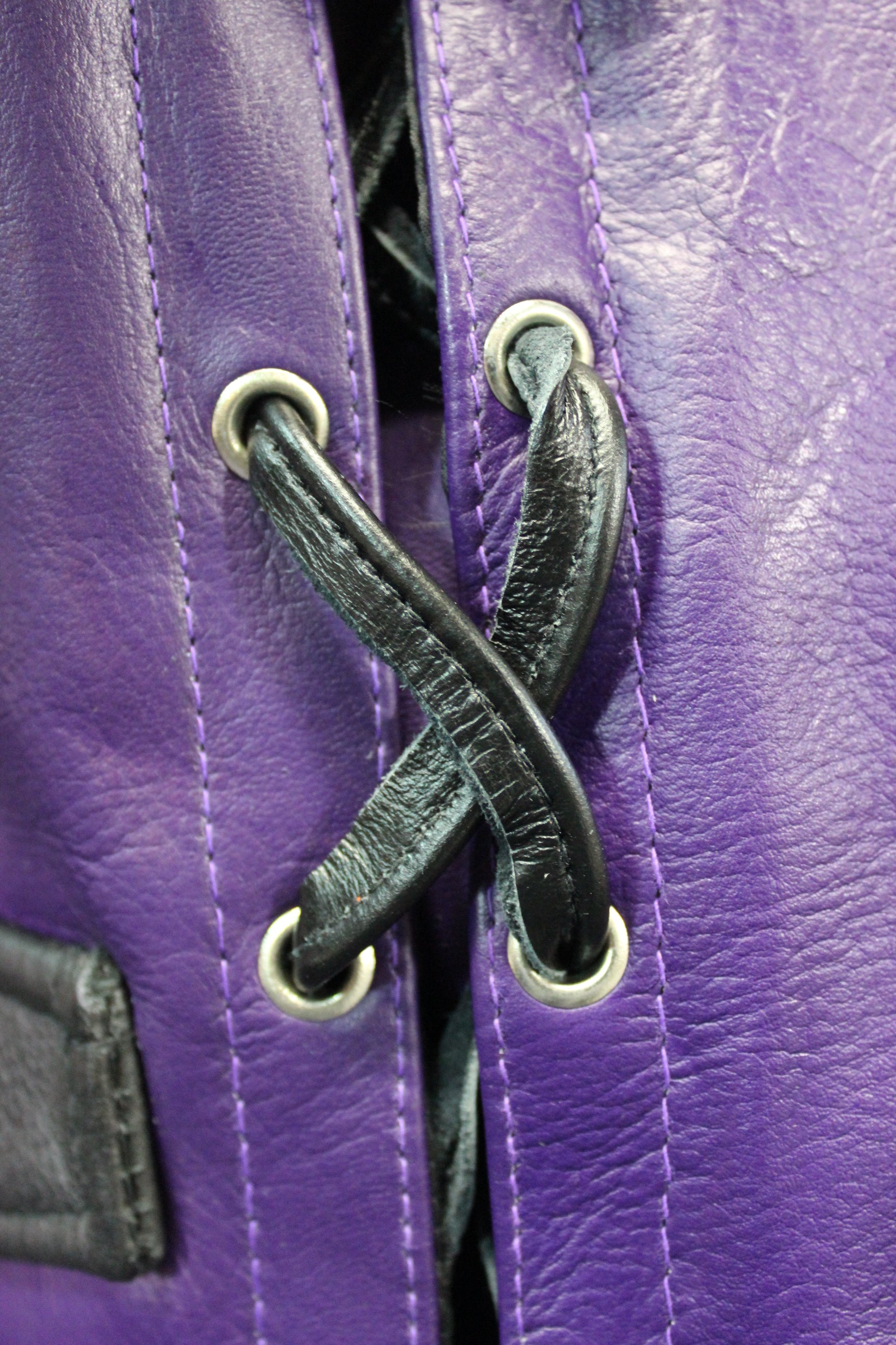 Gilet de bar en cuir OnF - Violet avec reflets noirs