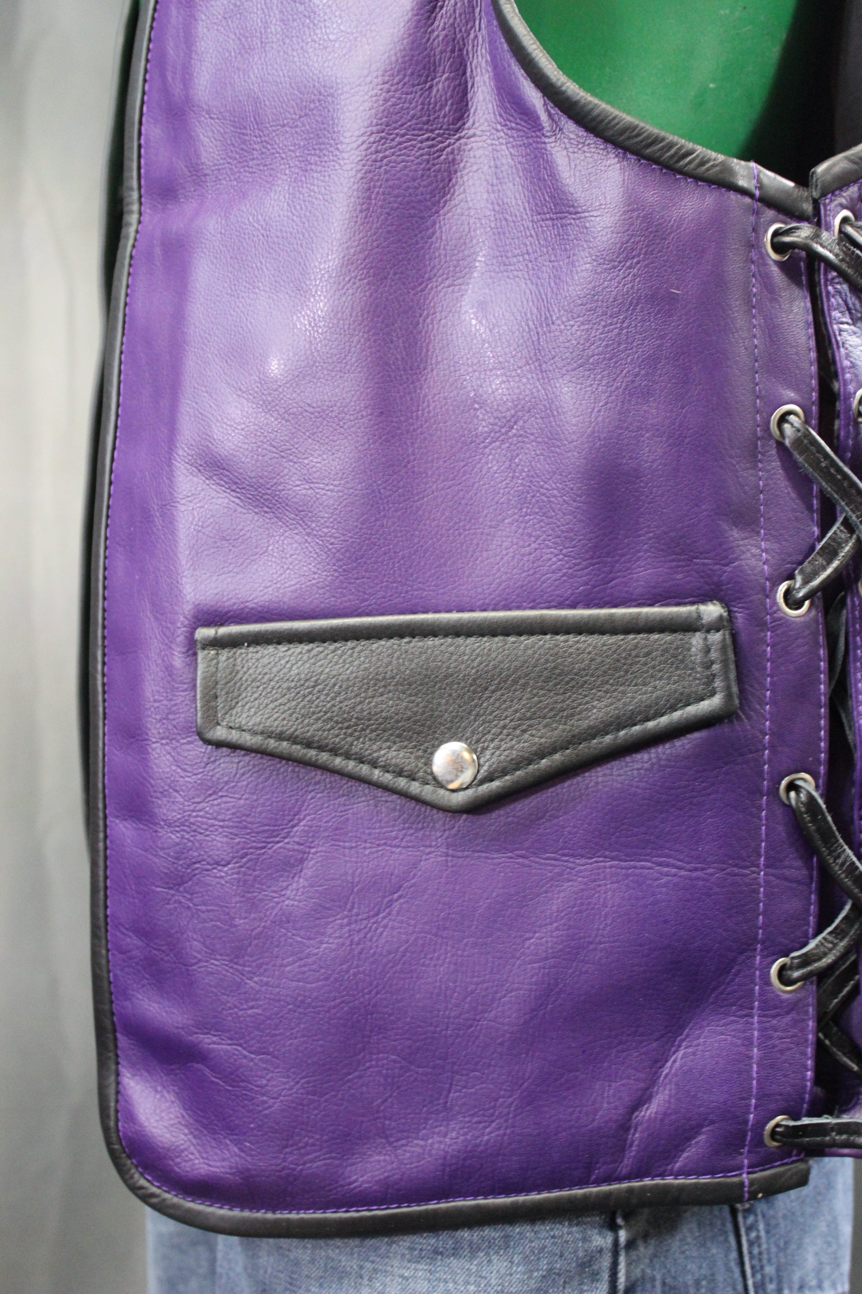 Gilet de bar en cuir OnF - Violet avec reflets noirs