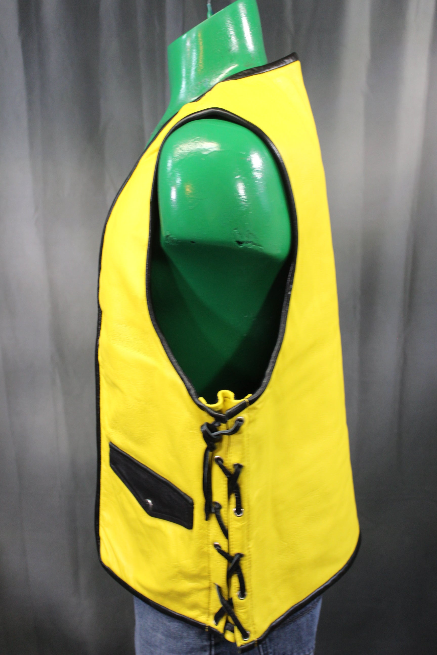 Gilet de bar en cuir OnF - Jaune avec reflets noirs