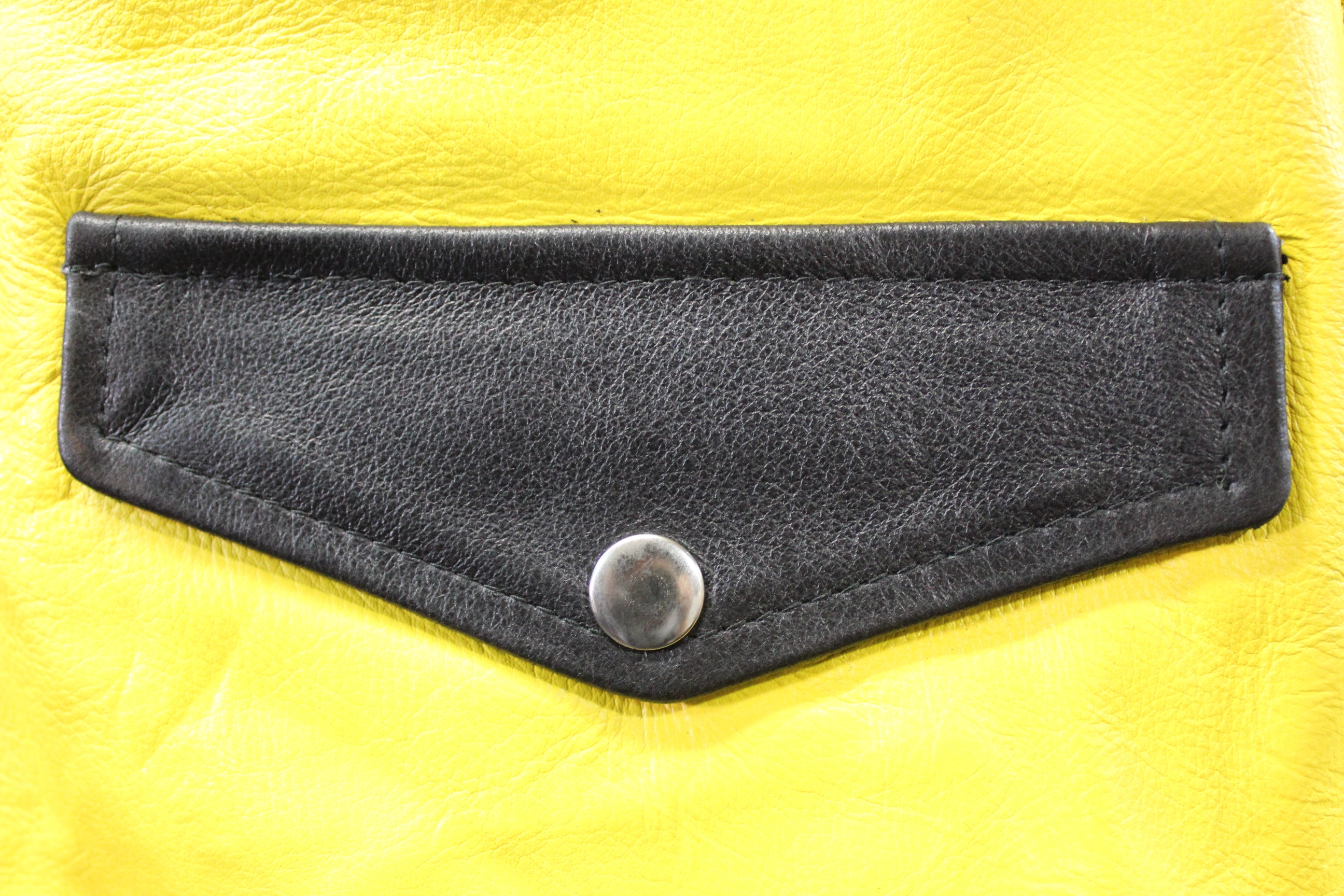 Gilet de bar en cuir OnF - Jaune avec reflets noirs