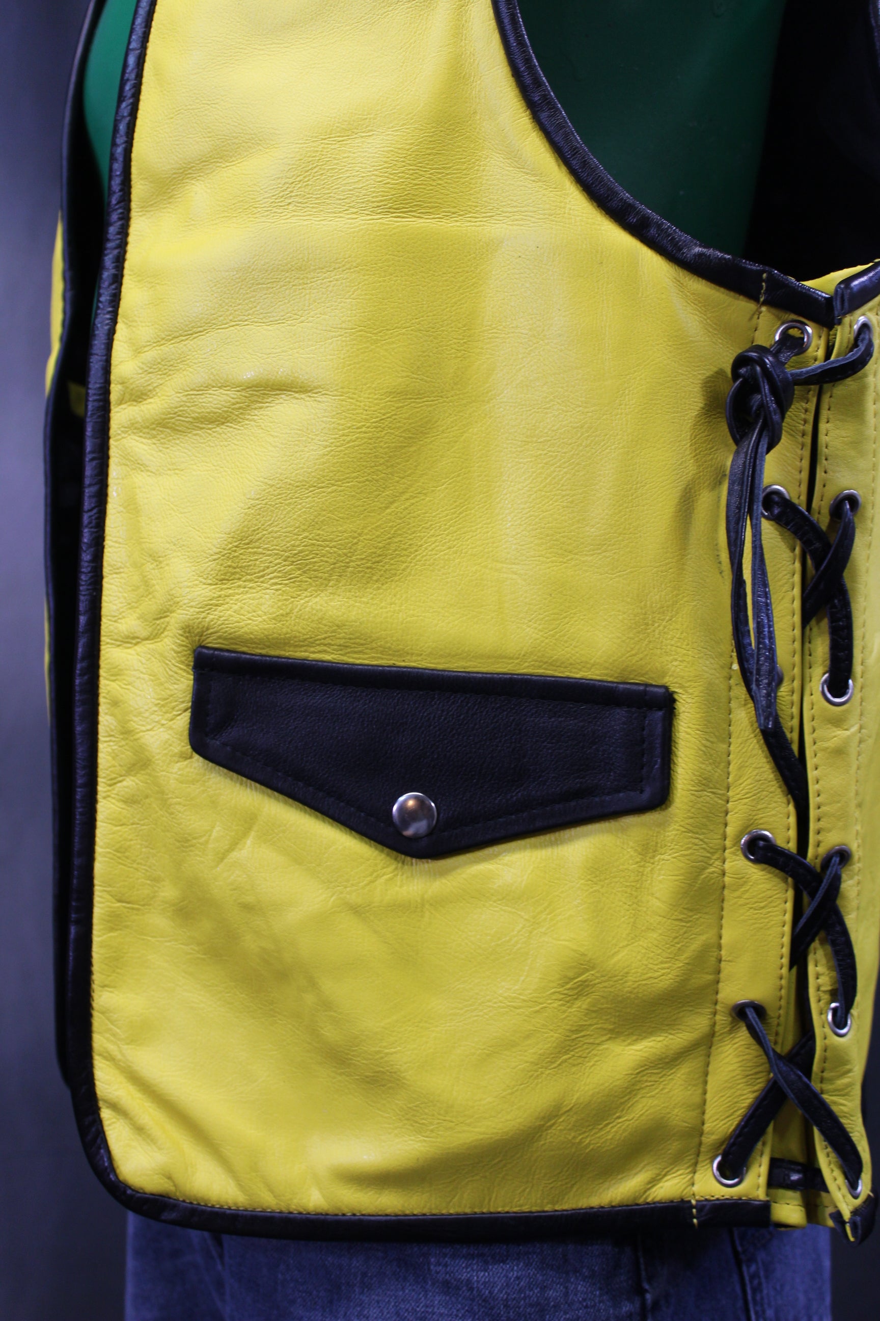 Gilet de bar en cuir OnF - Jaune avec reflets noirs