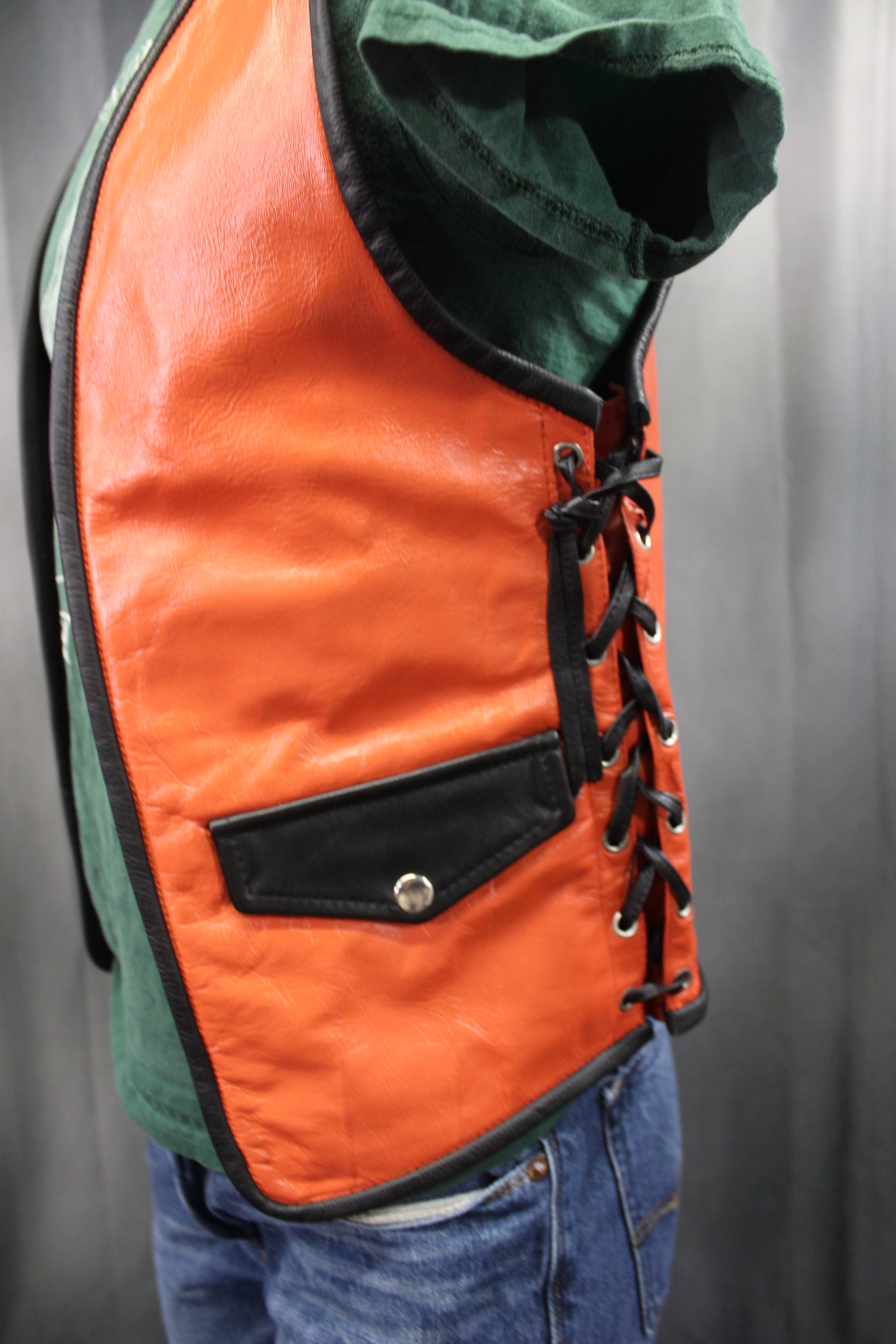 Gilet de bar en cuir OnF - Orange avec reflets noirs