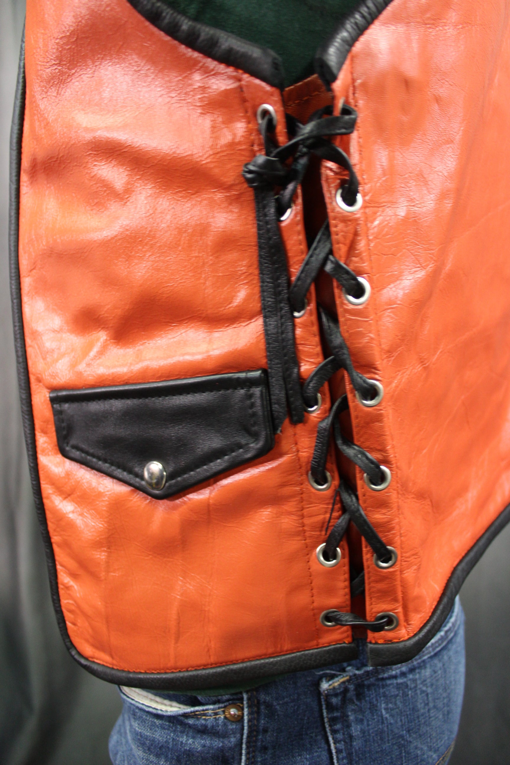 Gilet de bar en cuir OnF - Orange avec reflets noirs
