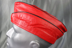 Casquette de garnison en cuir OnF rouge avec bordure noire