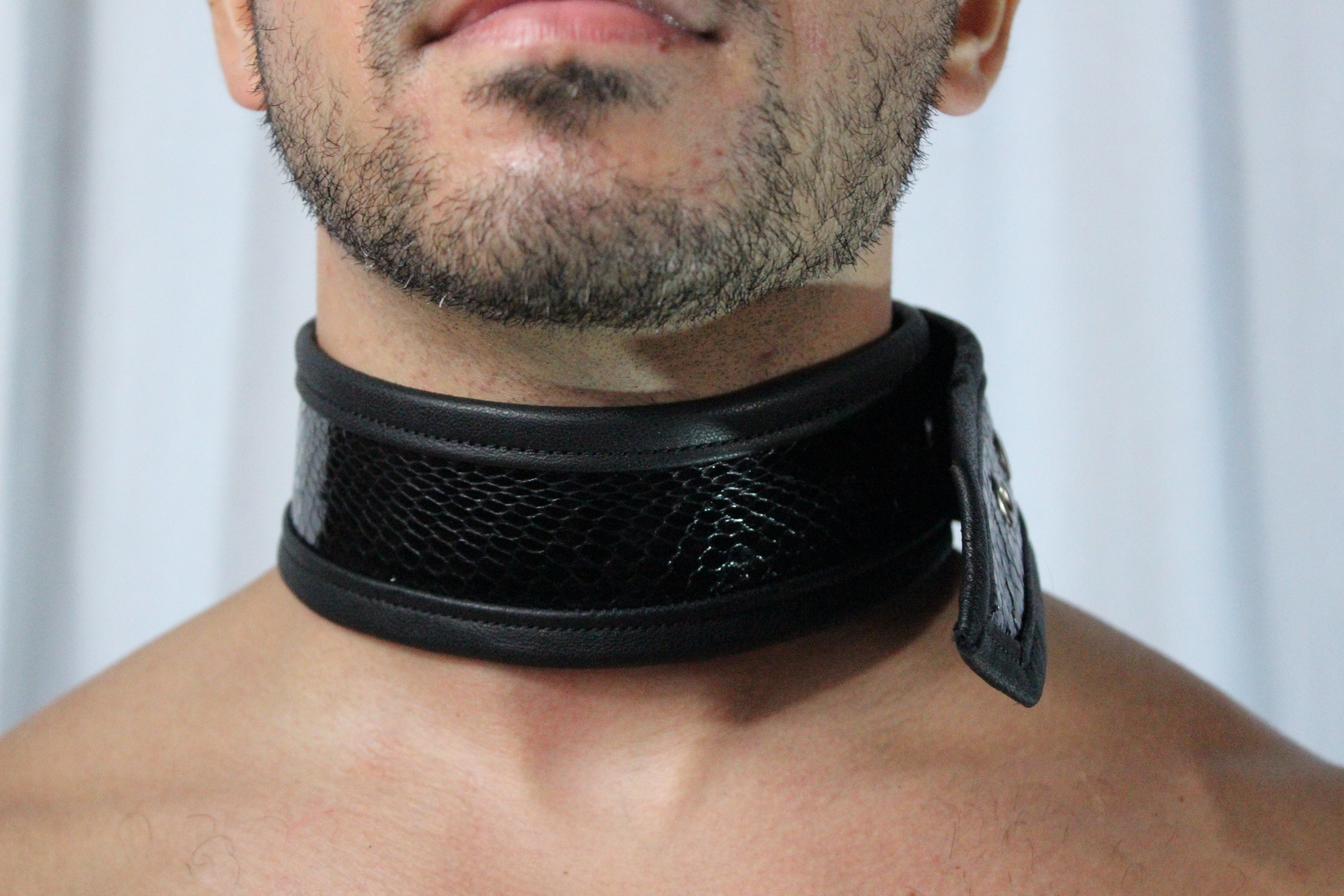 Collar de piel de serpiente