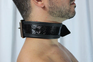 Collar de piel de serpiente