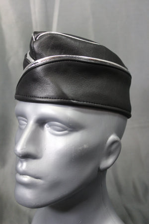 Gorra de guarnición de cuero