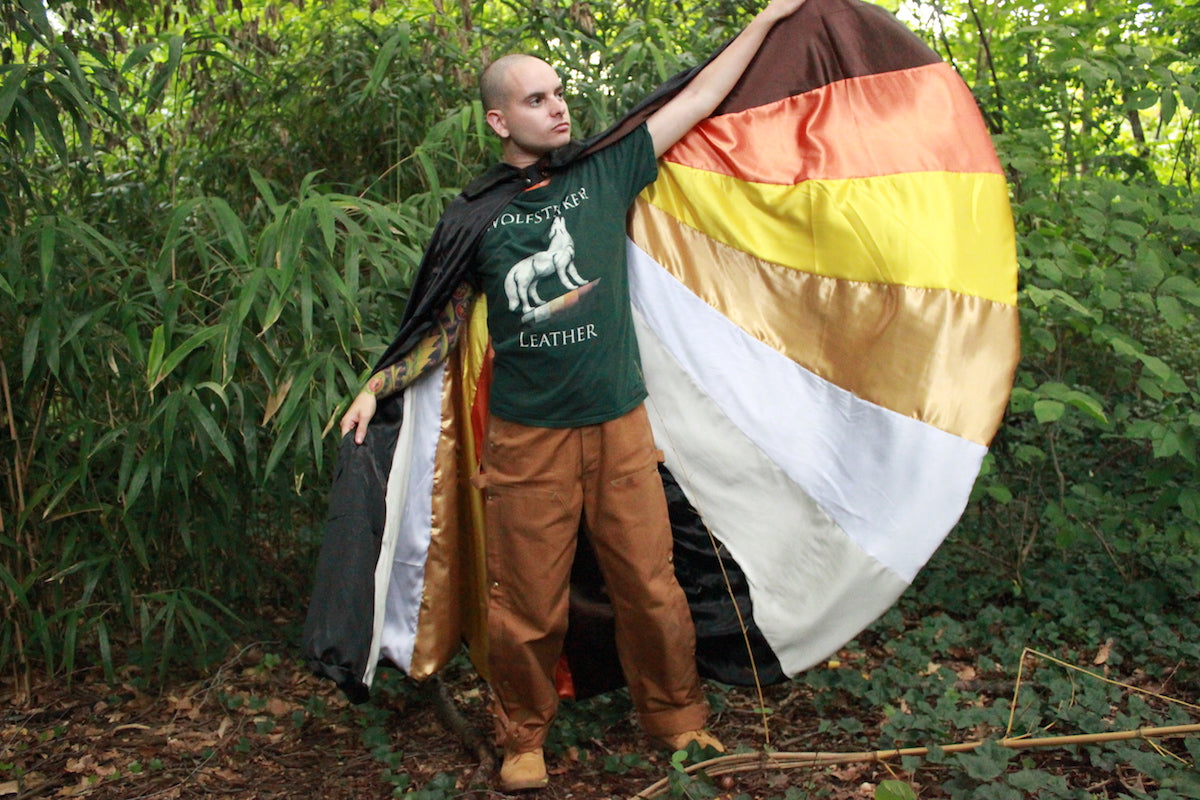 Cape en satin avec drapeau de la fierté de l'ours