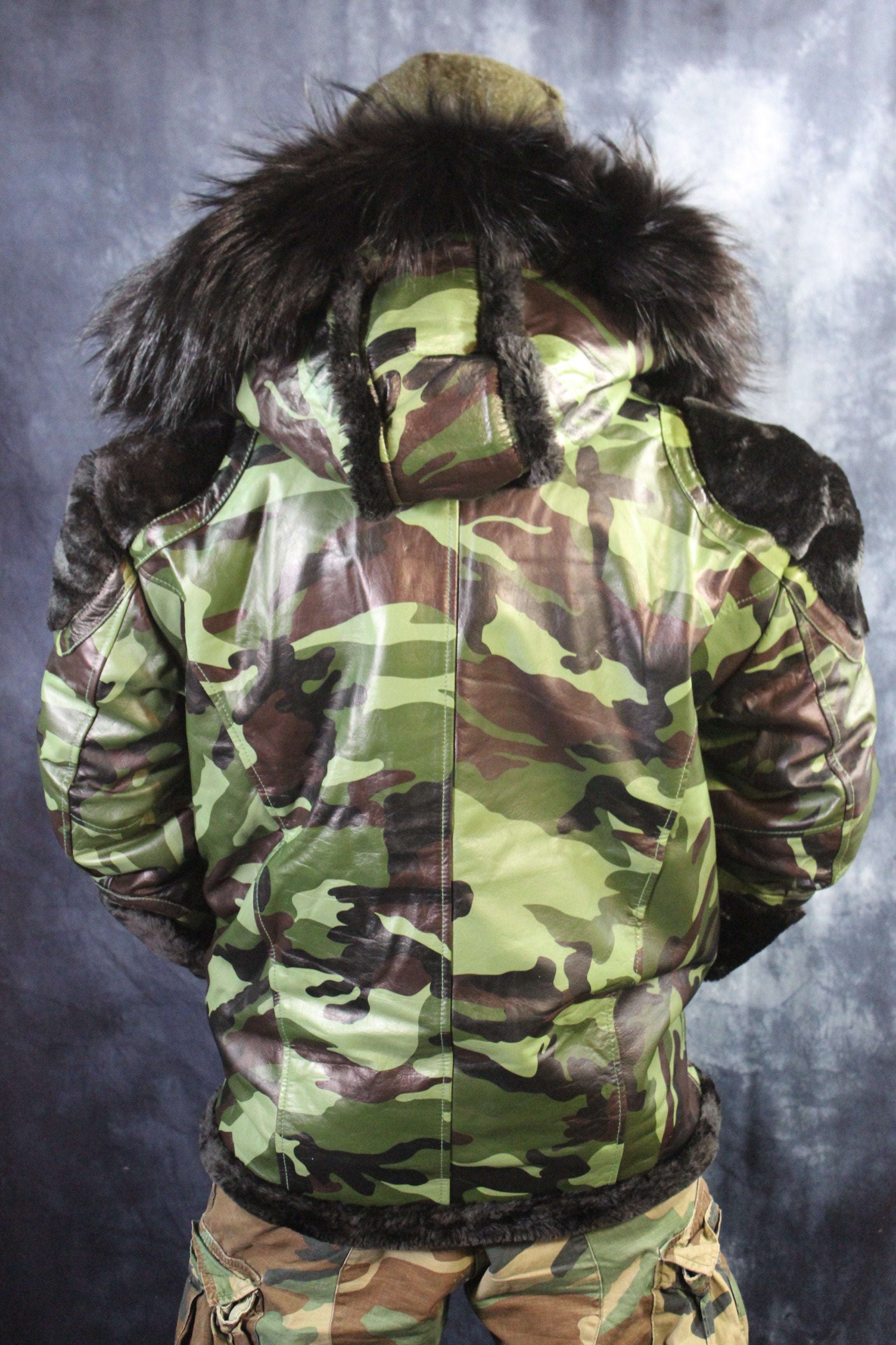 Veste en cuir et fourrure camouflage par Otter and The Fox