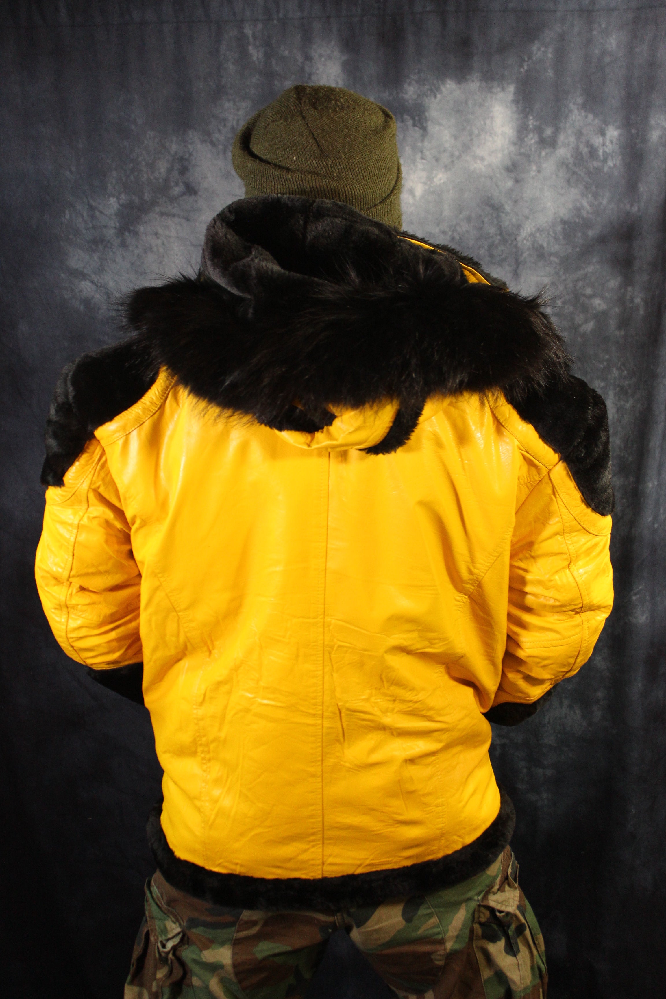 Veste en cuir et fourrure jaune par Otter and The Fox