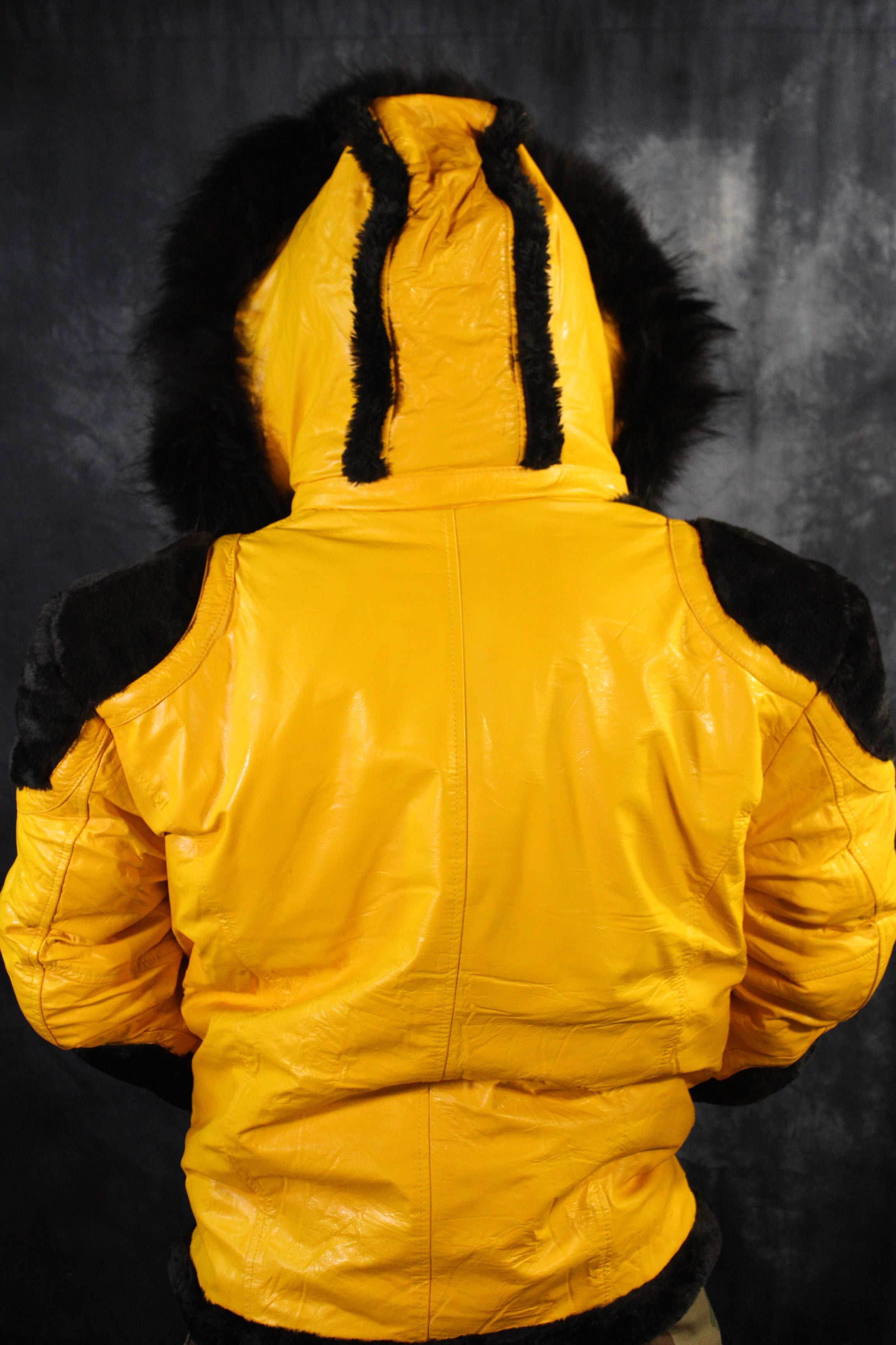 Veste en cuir et fourrure jaune par Otter and The Fox