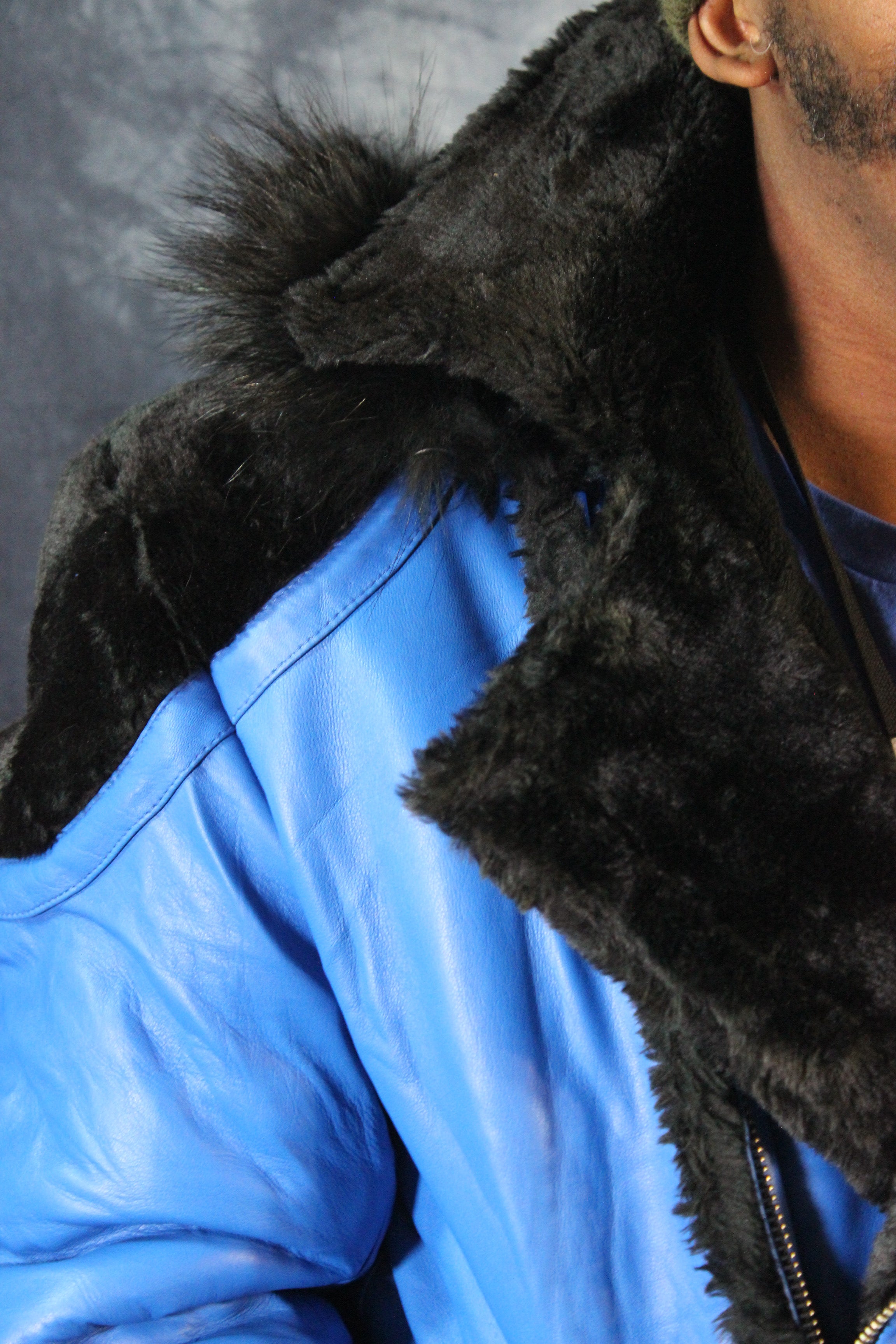 Chaqueta de cuero y piel azul de Otter and The Fox