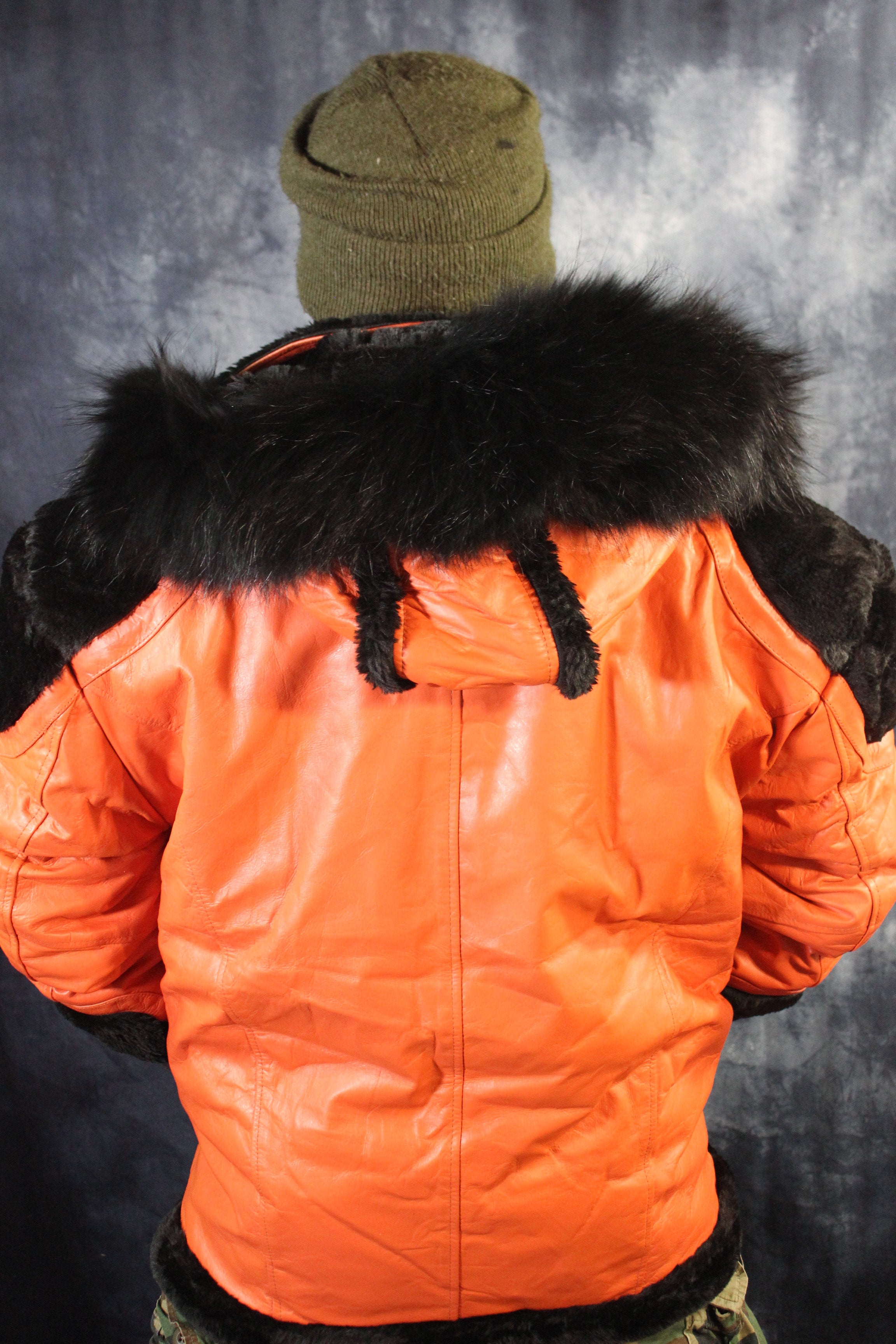 Chaqueta de cuero y piel naranja de Otter and The Fox