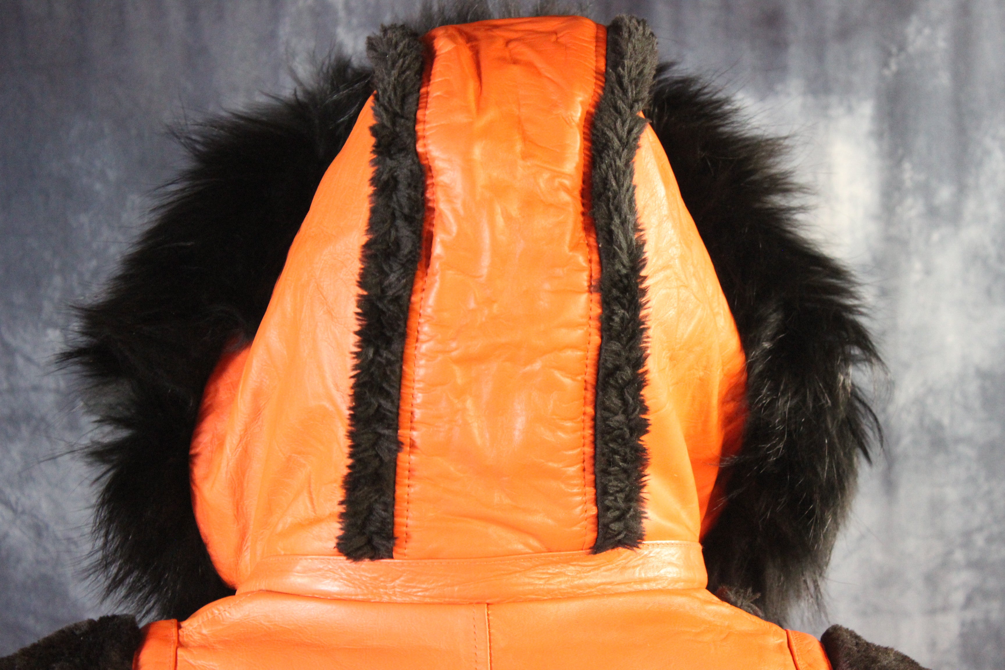 Chaqueta de cuero y piel naranja de Otter and The Fox