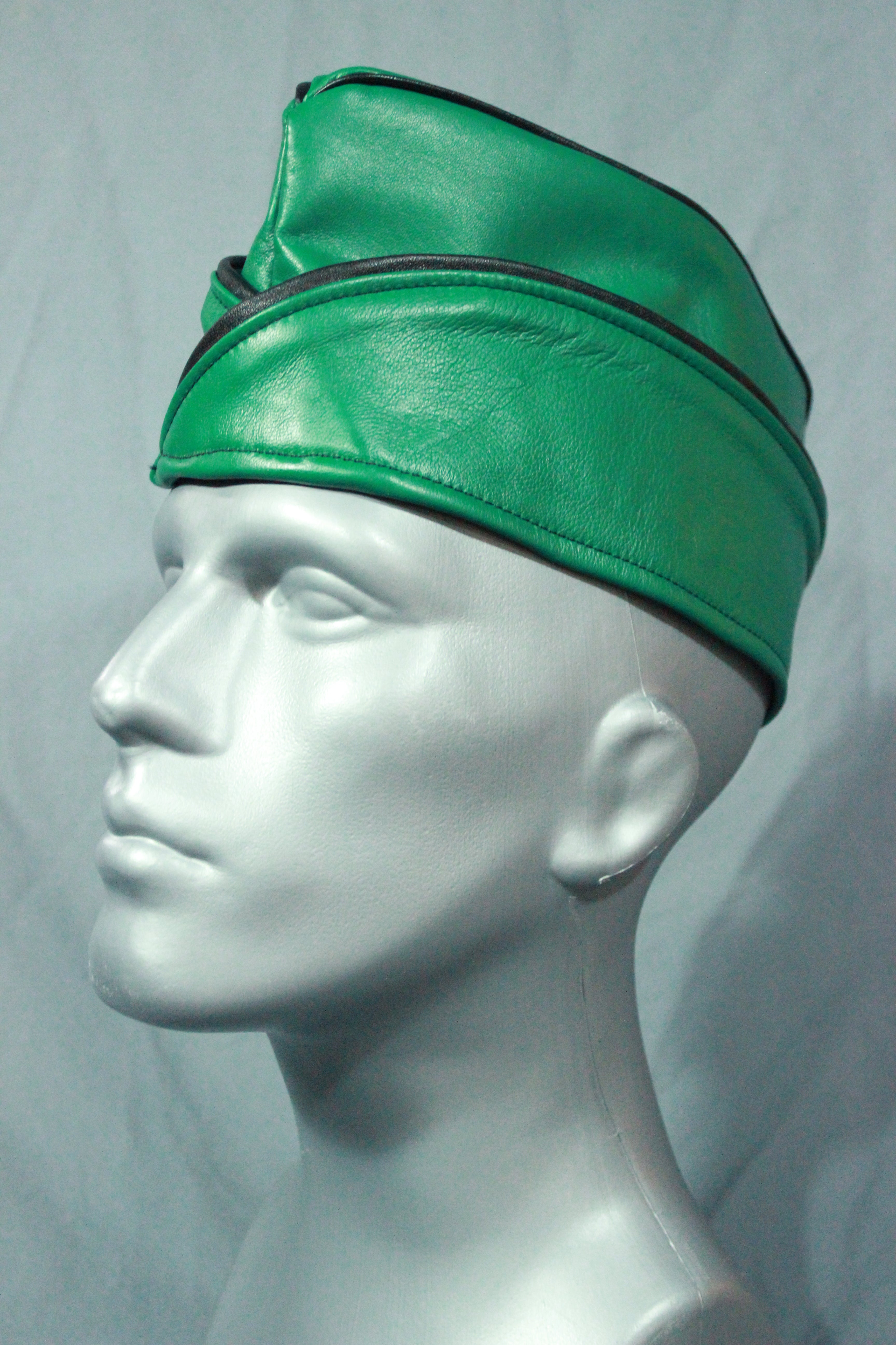 Gorra de guarnición de cuero