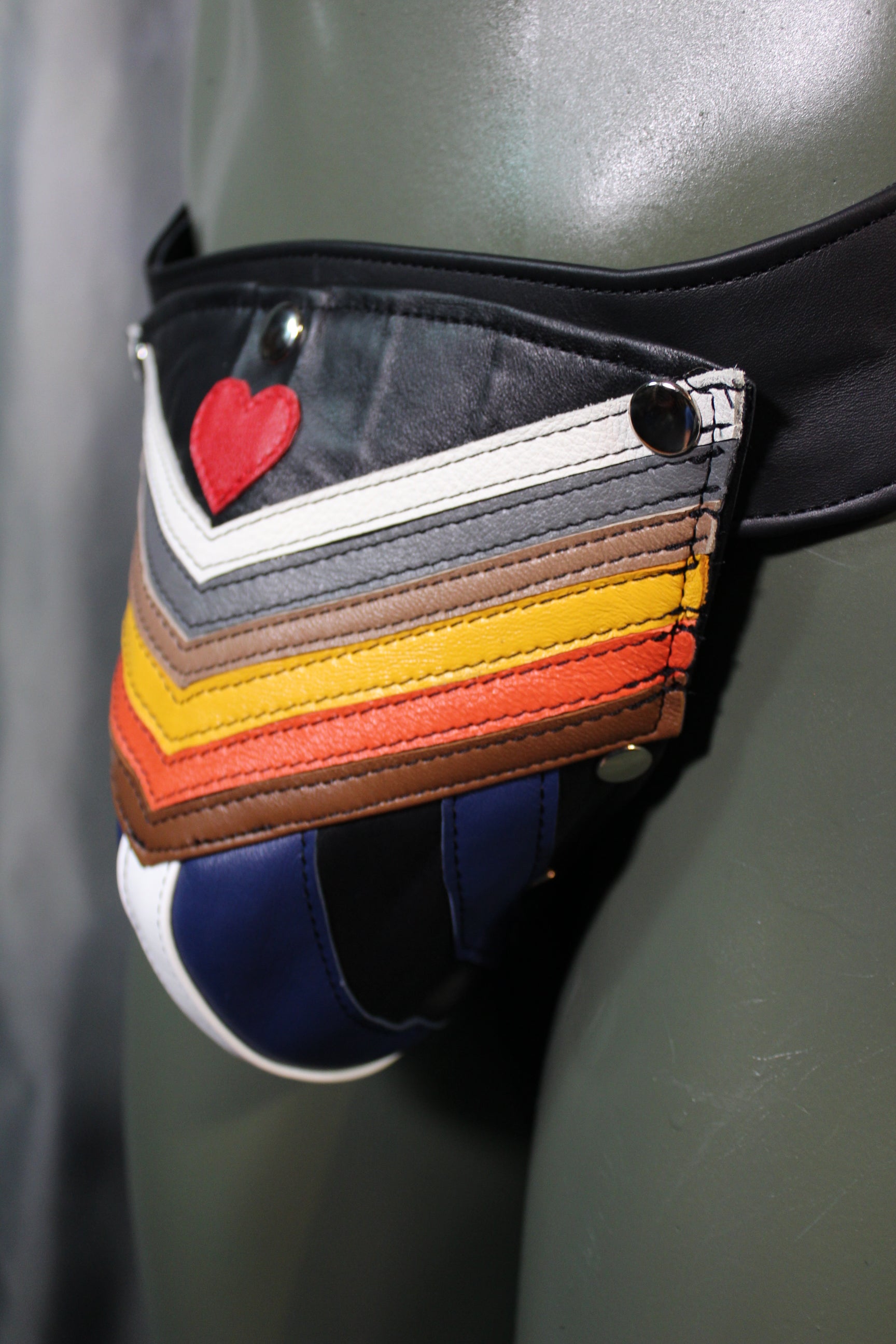 Suspensorio de oso de cuero