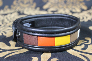 Brazalete de cuero con bandera del orgullo del oso