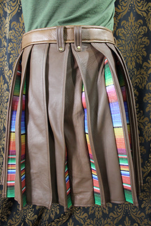 Kilt de maçon – Peau de cerf marron avec plis en cuir imprimé Serape