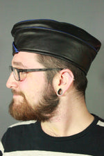 Gorra de guarnición de cuero