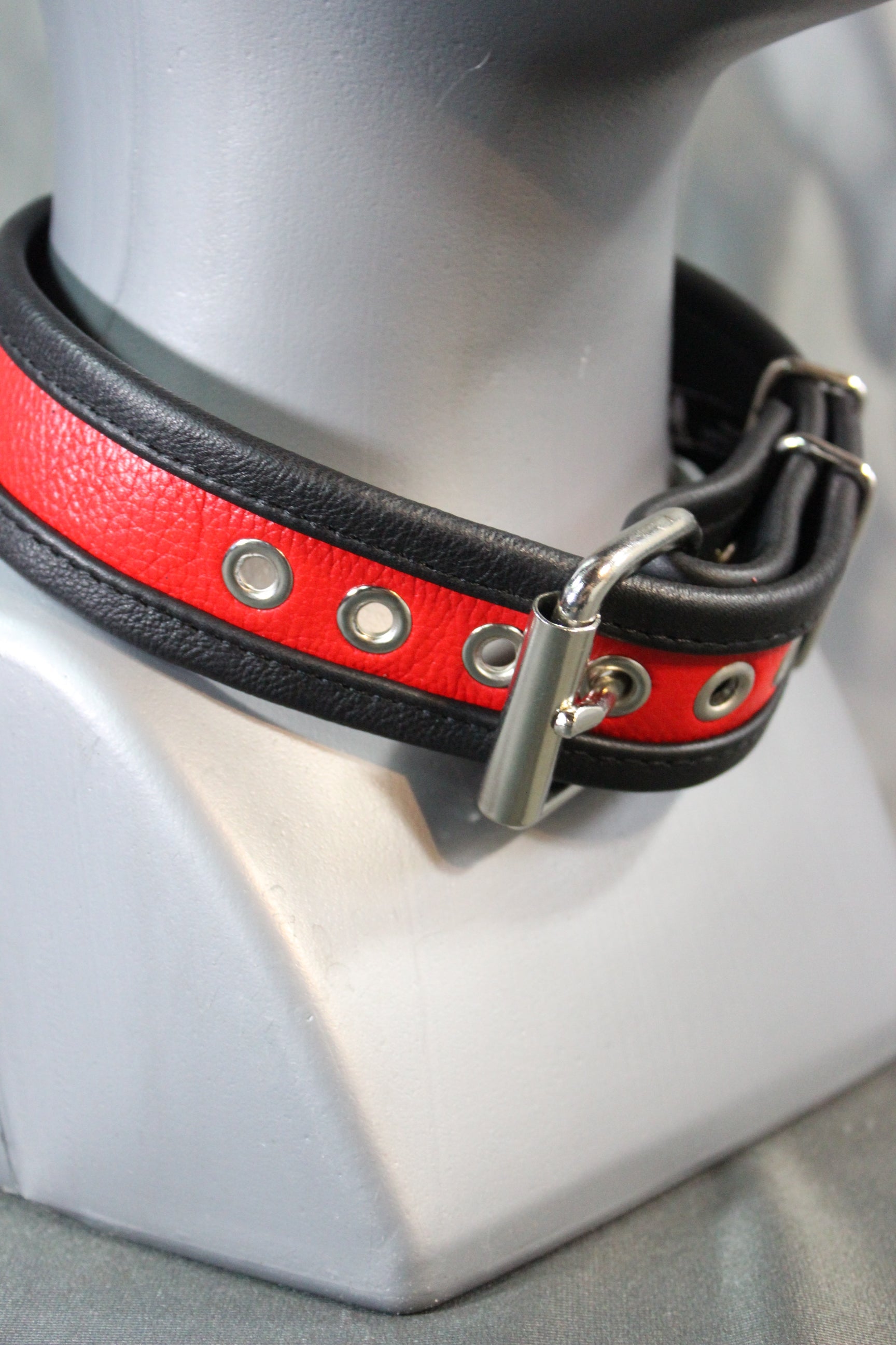 Two-Tone Collar - Recessed Stripe Construction