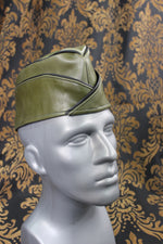 Gorra de guarnición de cuero