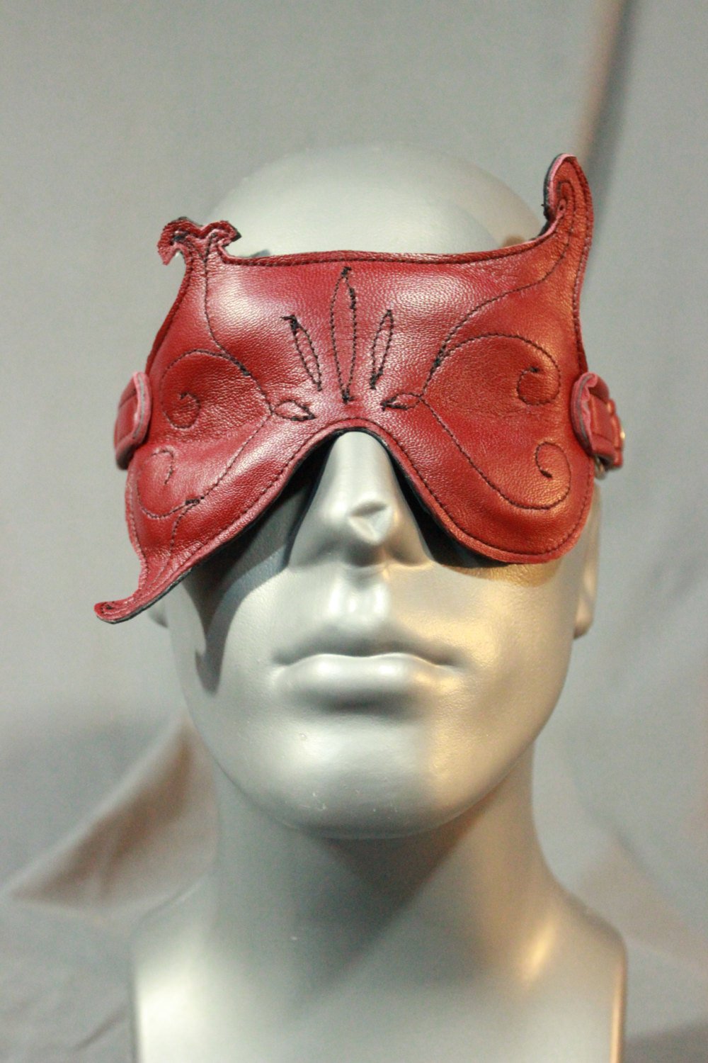 Masque en cuir fantaisie