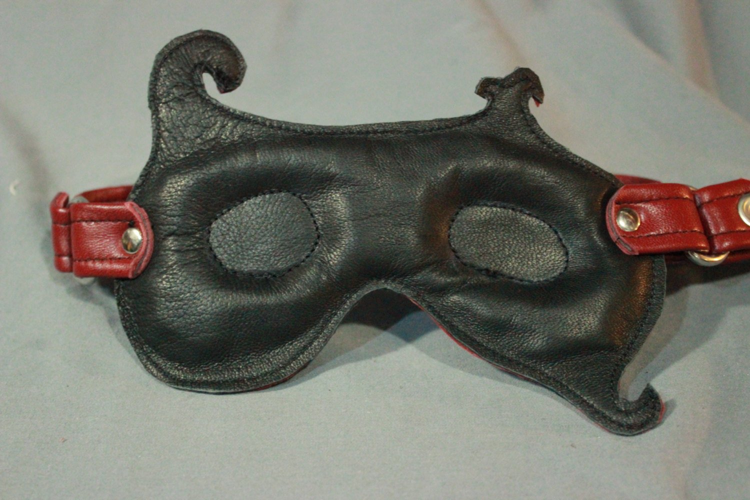 Masque en cuir fantaisie