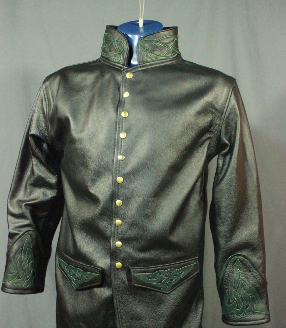 Manteau en cuir avec reflets celtiques en vert forêt.