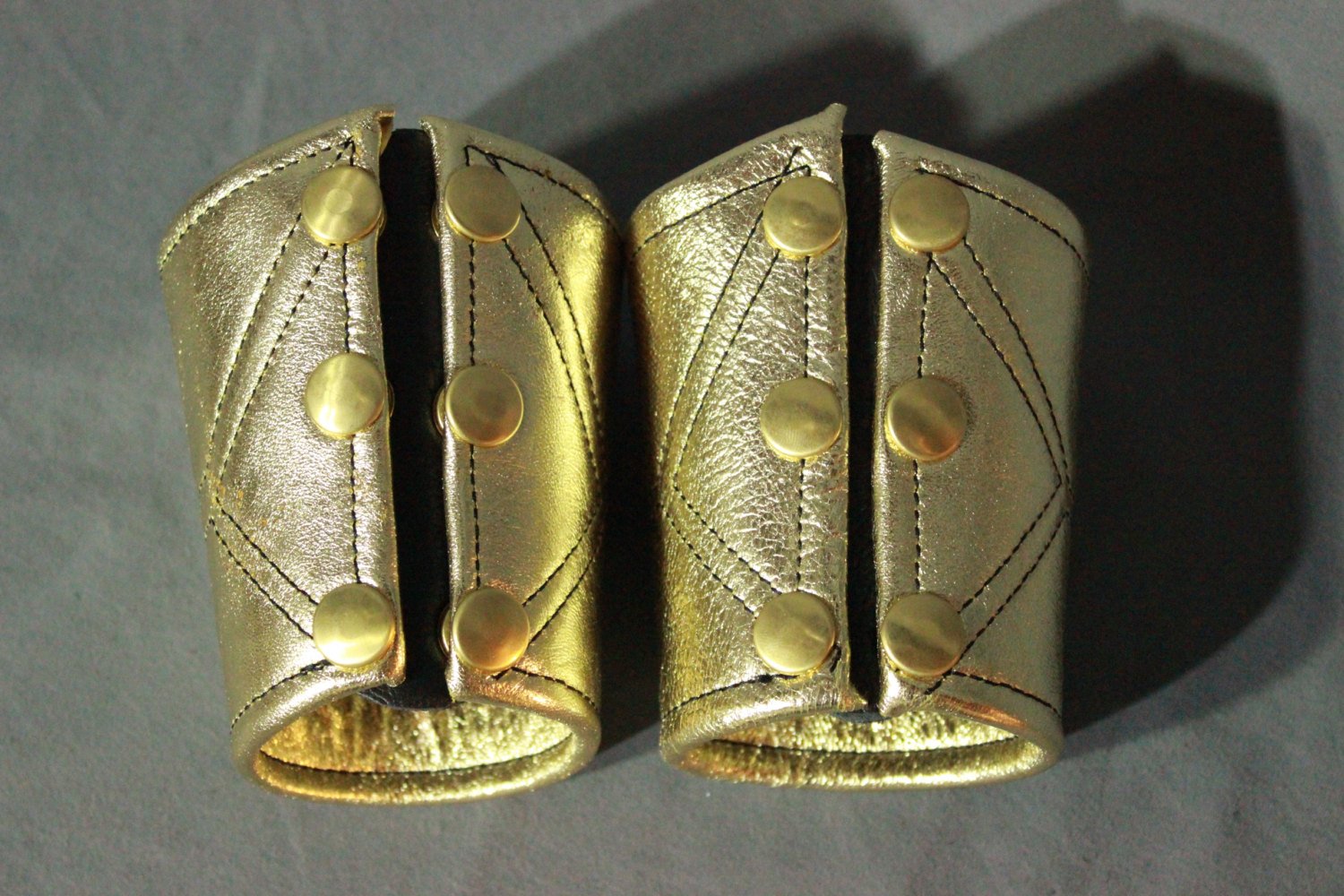 Wonder Cuffs en OR! -UN brassard