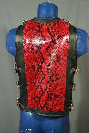 Incroyable gilet en peau de serpent noir et rouge