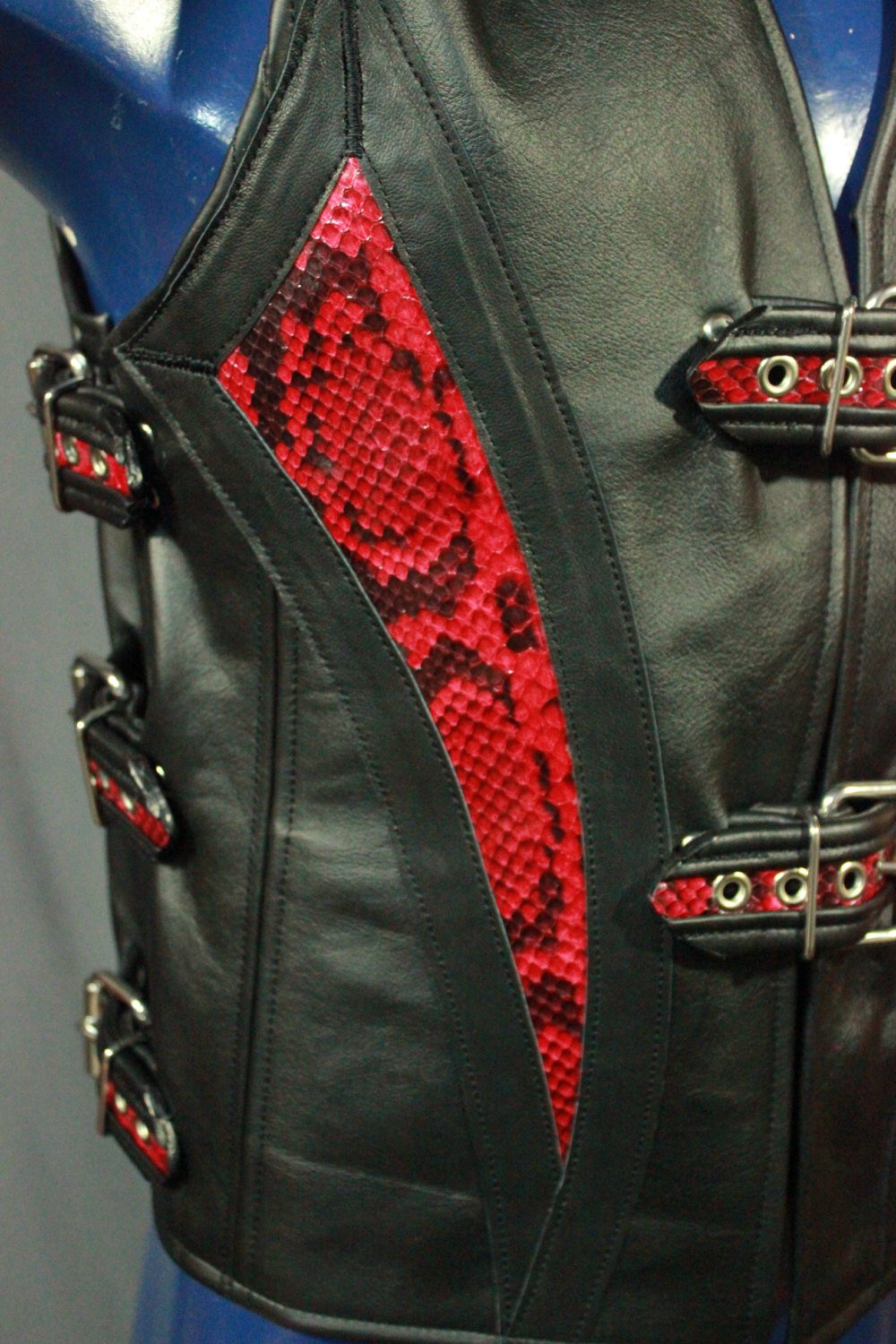 Incroyable gilet en peau de serpent noir et rouge