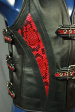 Incroyable gilet en peau de serpent noir et rouge