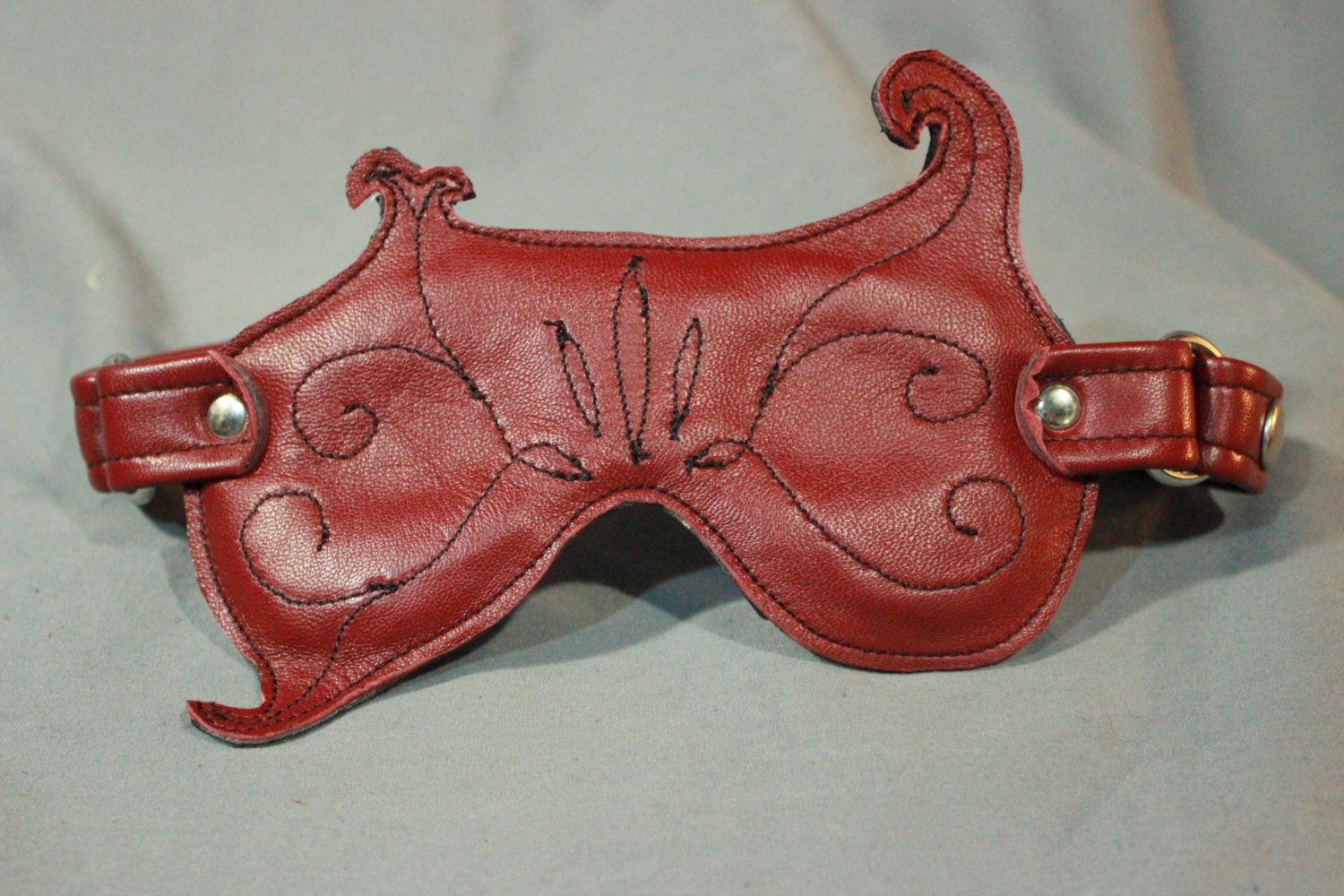 Masque en cuir fantaisie